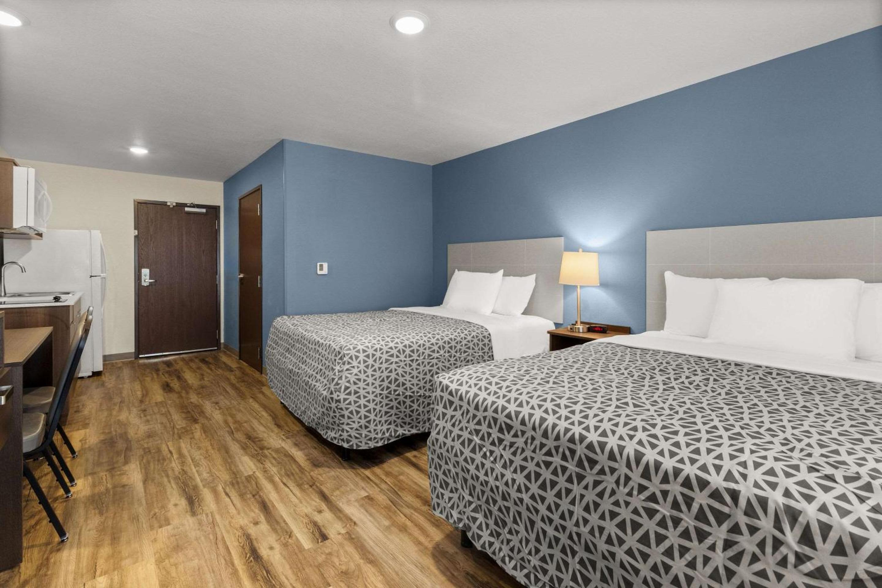 Queen Suite with Two Queen Beds - Non Smoking - Photo 3