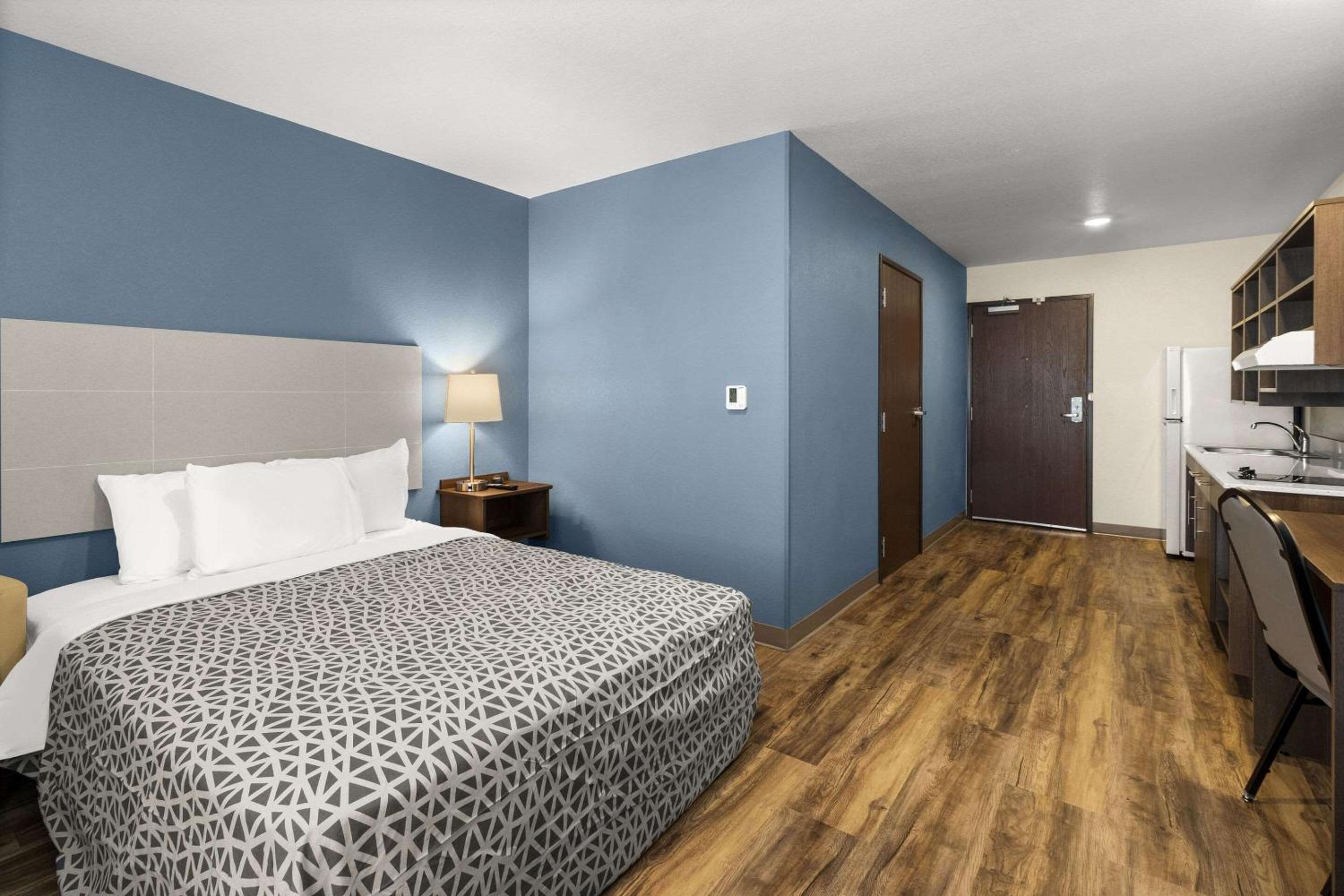 Queen Suite - Disability Access/Non Smoking - Photo 6