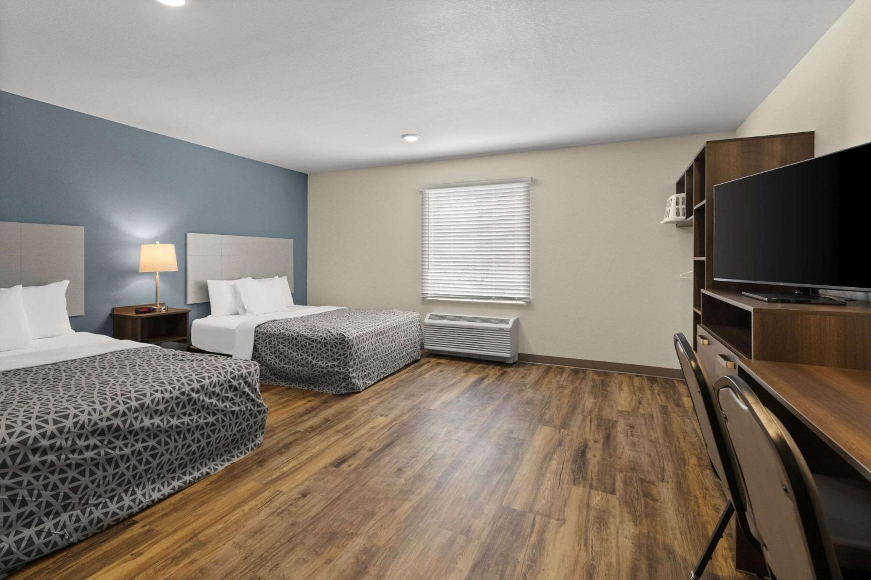 Queen Suite with Two Queen Beds and Tub - Disability Access/Non Smoking - Photo 2