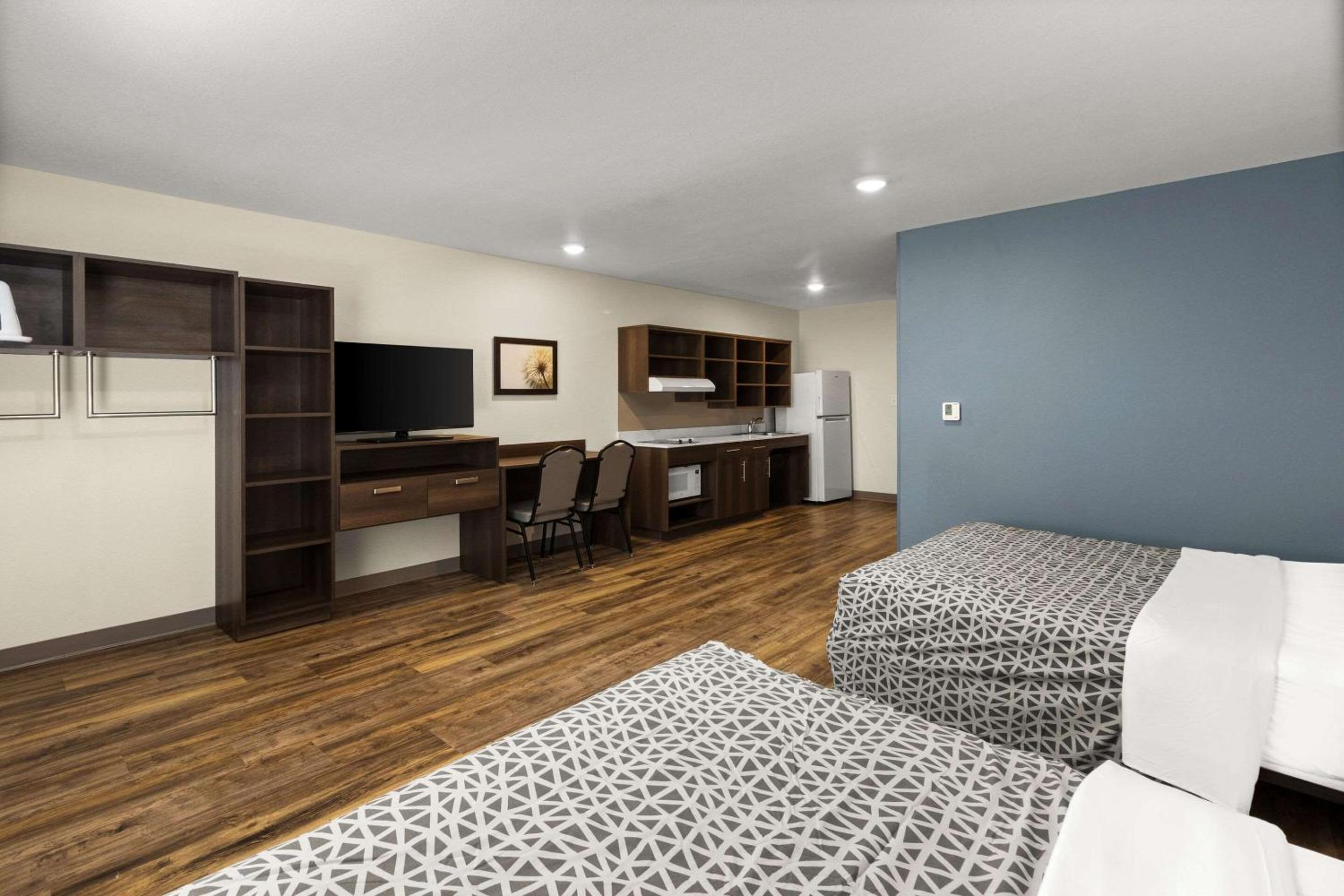 Queen Suite with Two Queen Beds and Tub - Disability Access/Non Smoking - Photo 3