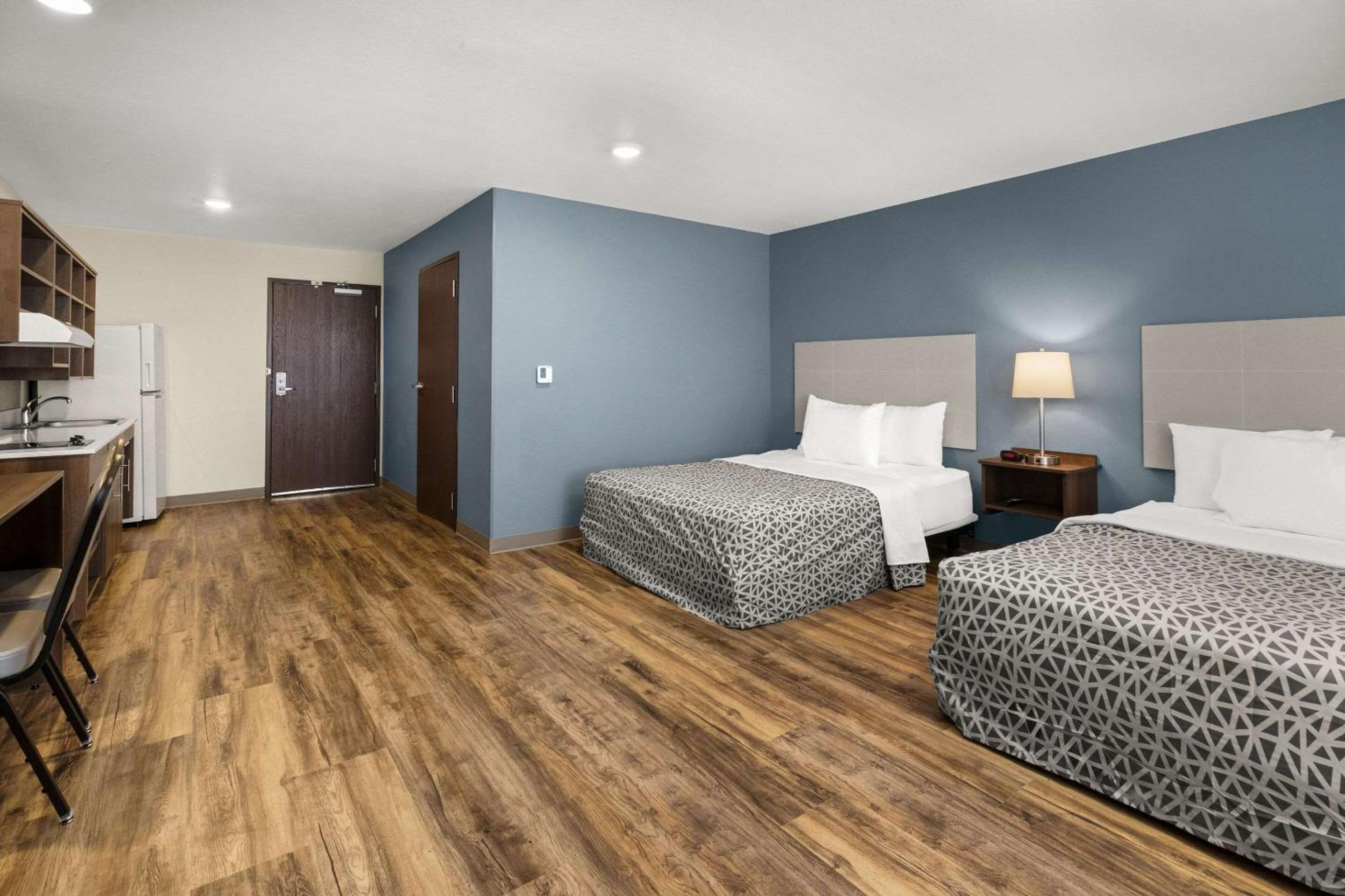 Queen Suite with Two Queen Beds and Tub - Disability Access/Non Smoking - Photo 6