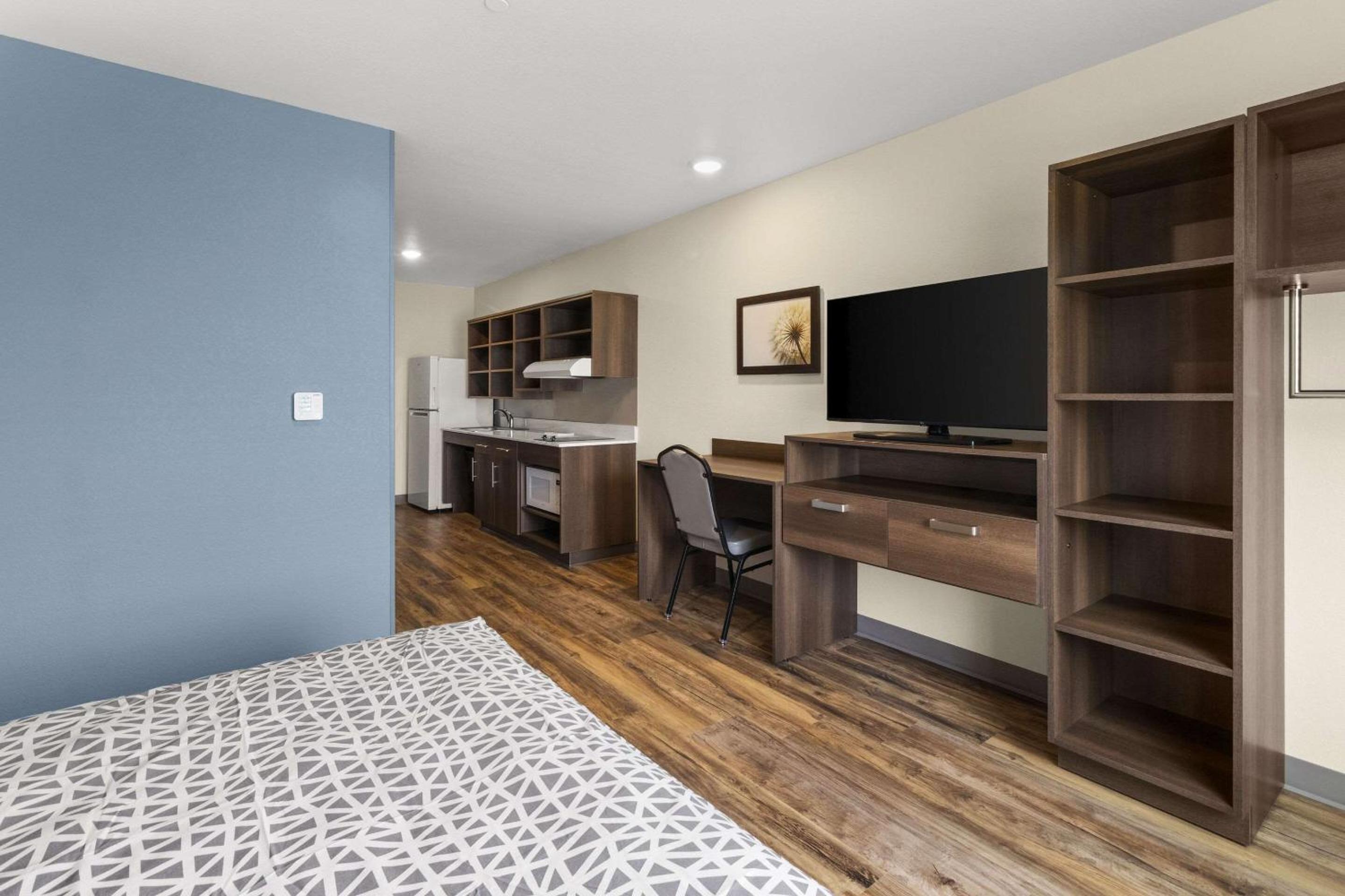 Queen Suite - Disability Access/Non Smoking - Photo 8