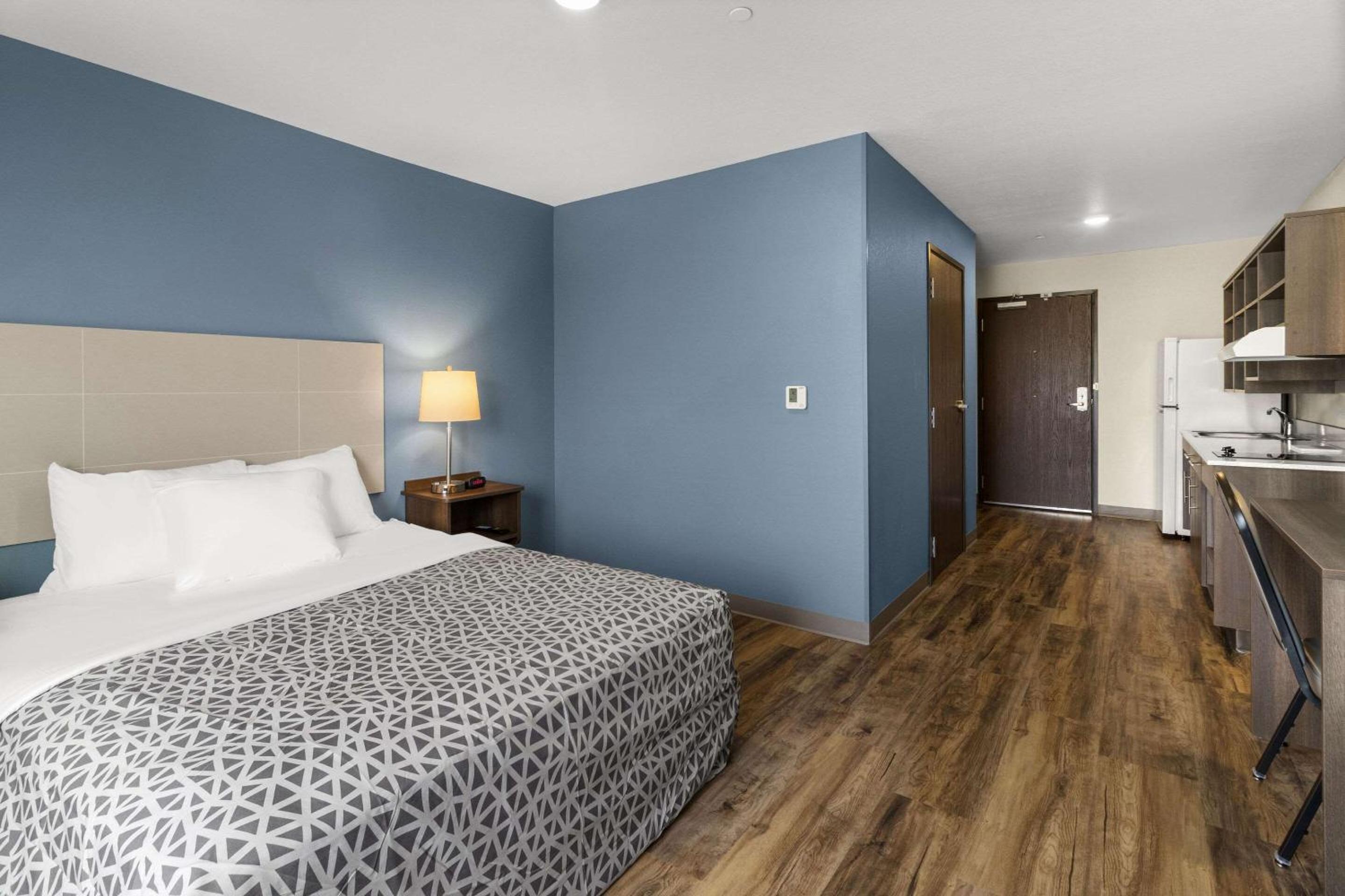 Queen Suite - Disability Access/Non Smoking - Photo 9