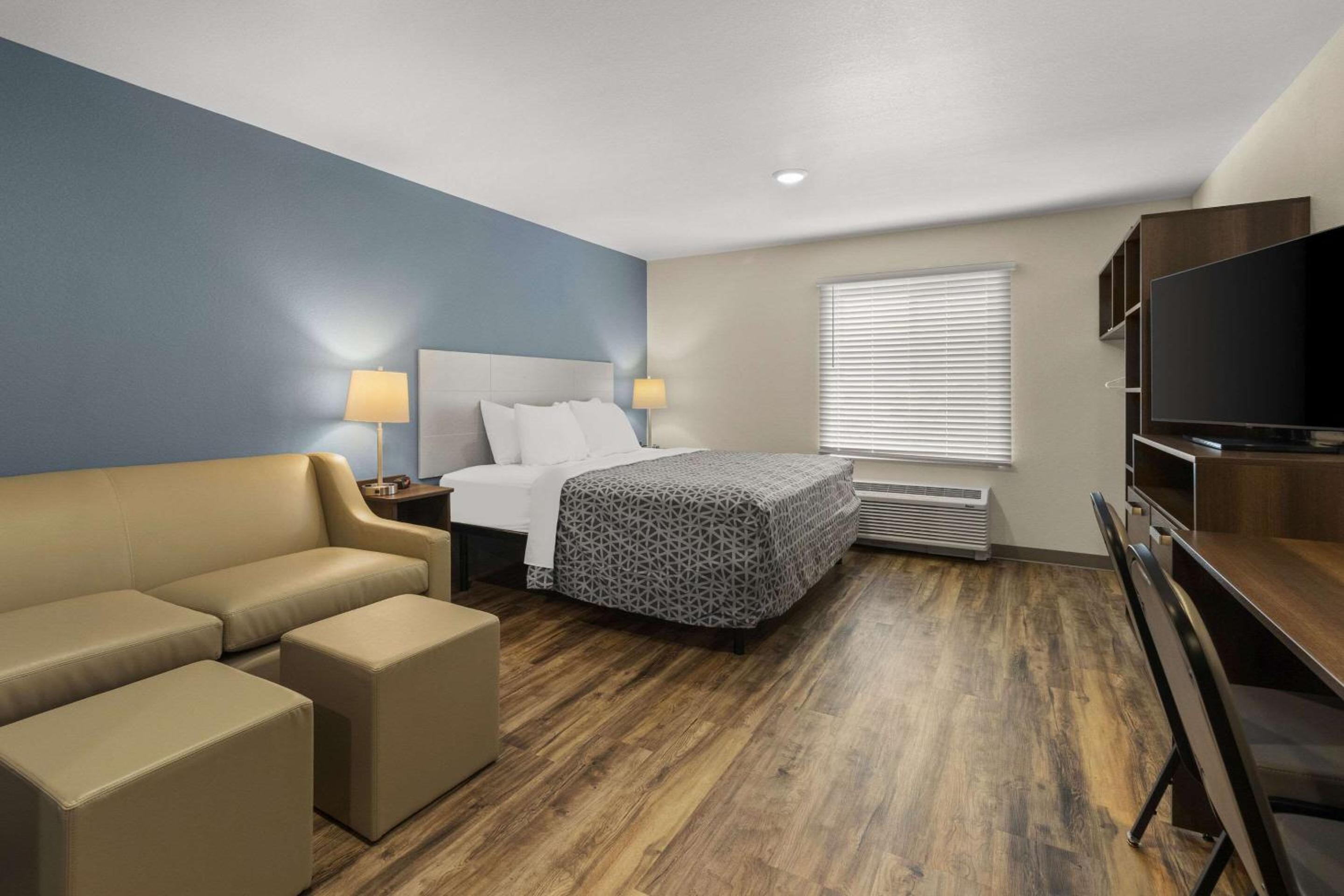 King Suite with Sofa Bed - Non Smoking - Photo 1