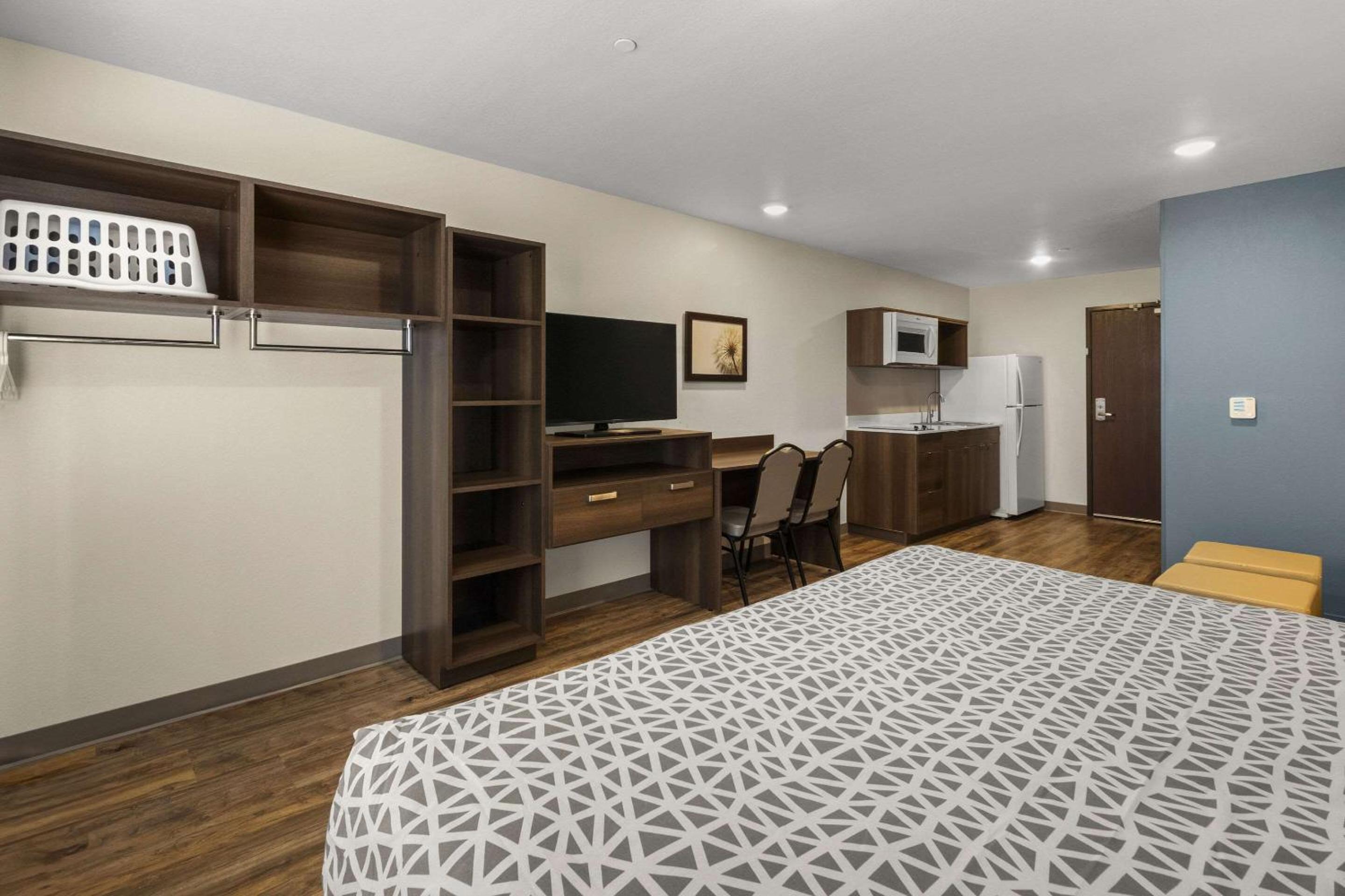 King Suite with Sofa Bed - Non Smoking - Photo 3