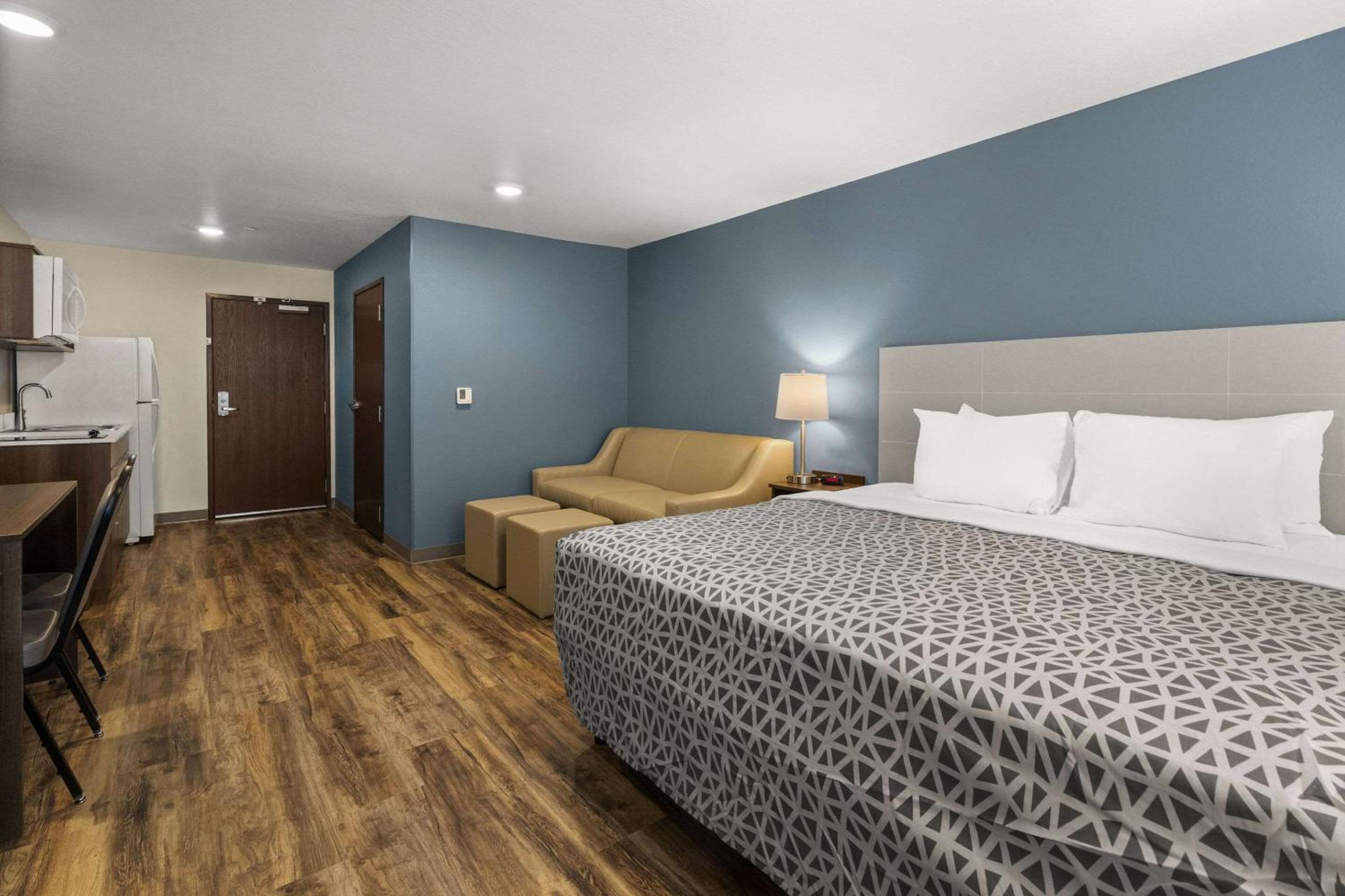 King Suite with Sofa Bed - Non Smoking - Photo 4