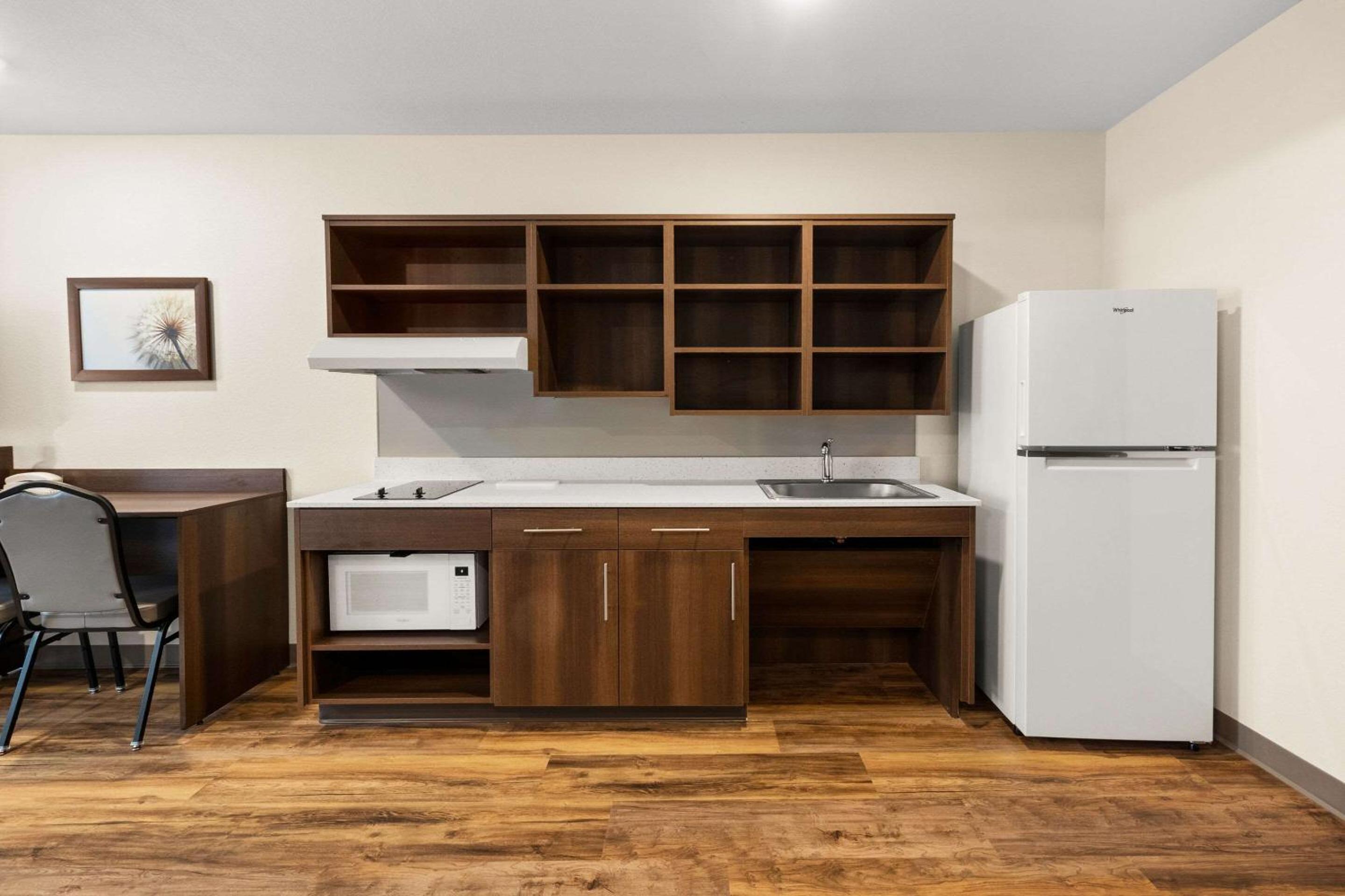 Queen Suite - Disability Access/Non Smoking - Photo 11