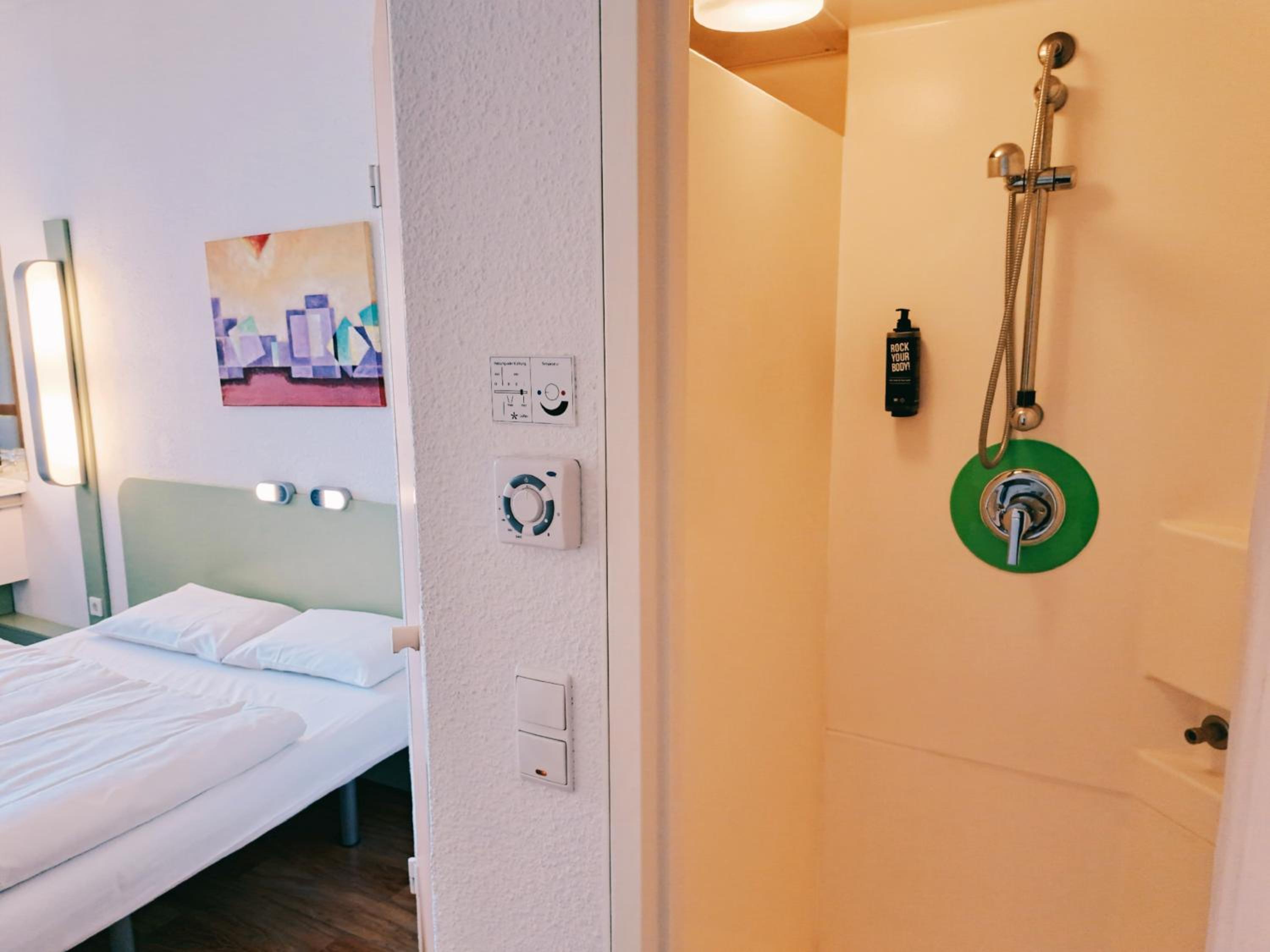Twin Room with Two Twin Beds photo 3