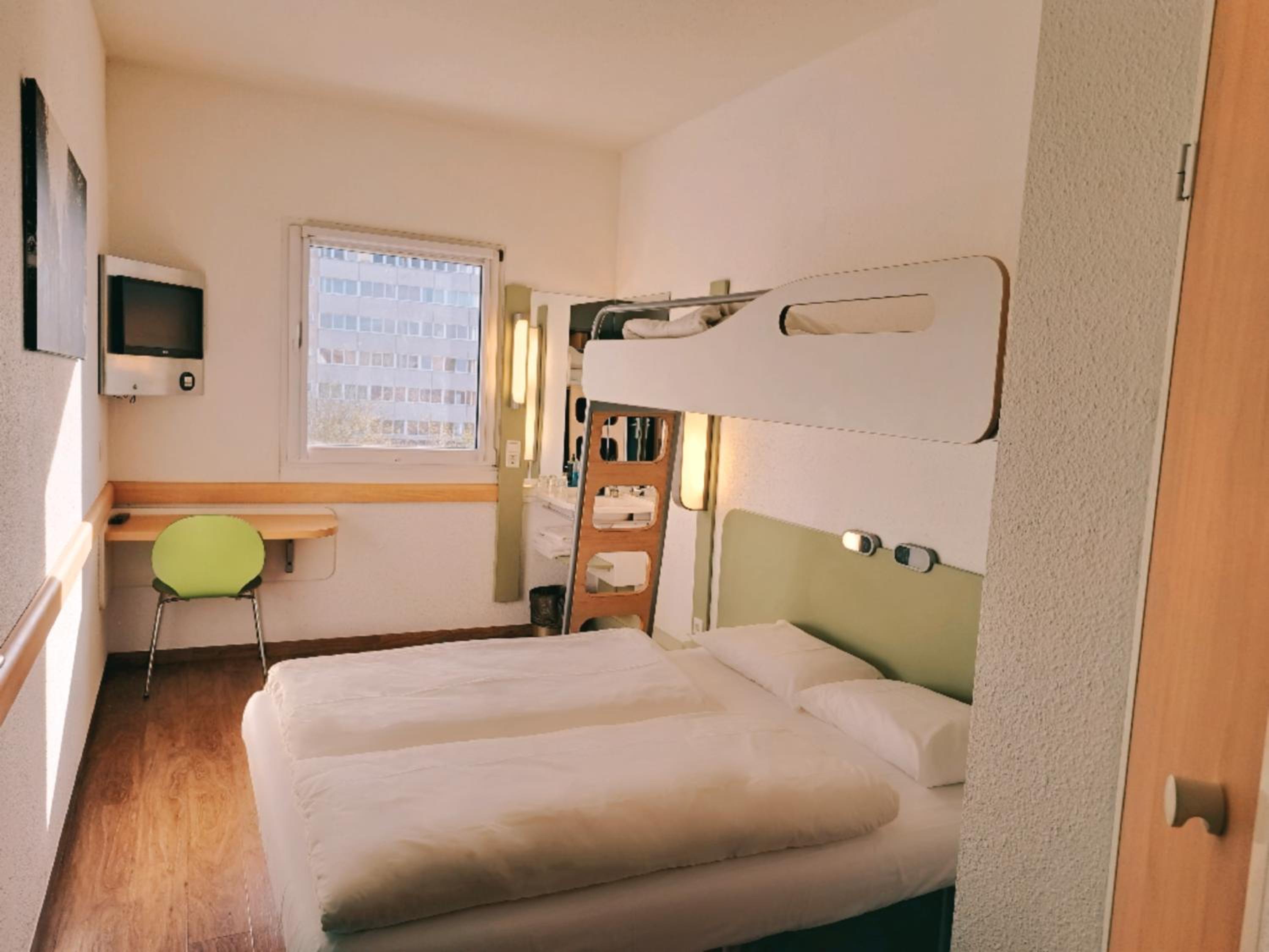 Standard Room with One Double Bed and One Single Bed photo 2