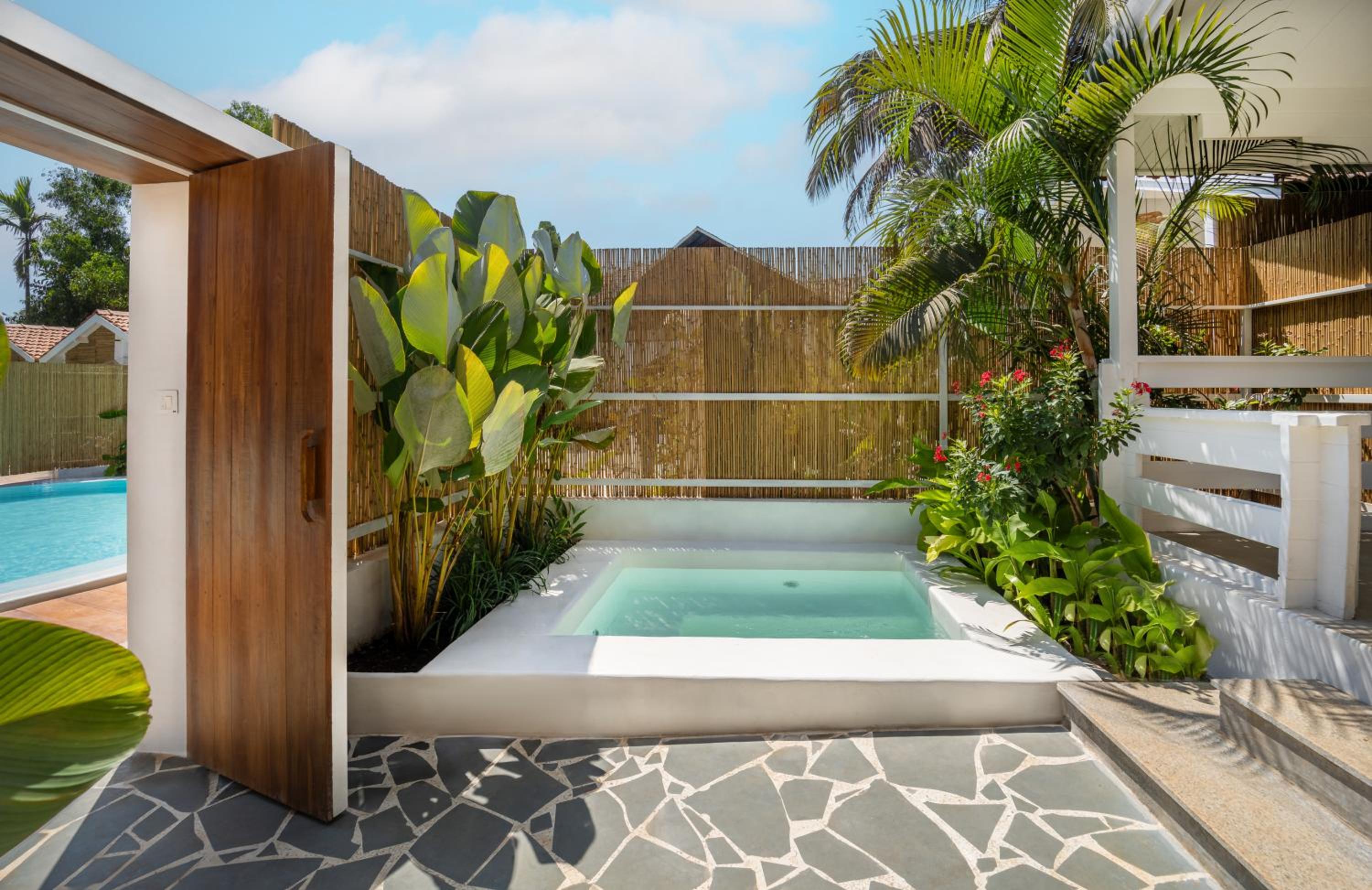 Jaunty Jacuzzi Villa - Photo 6