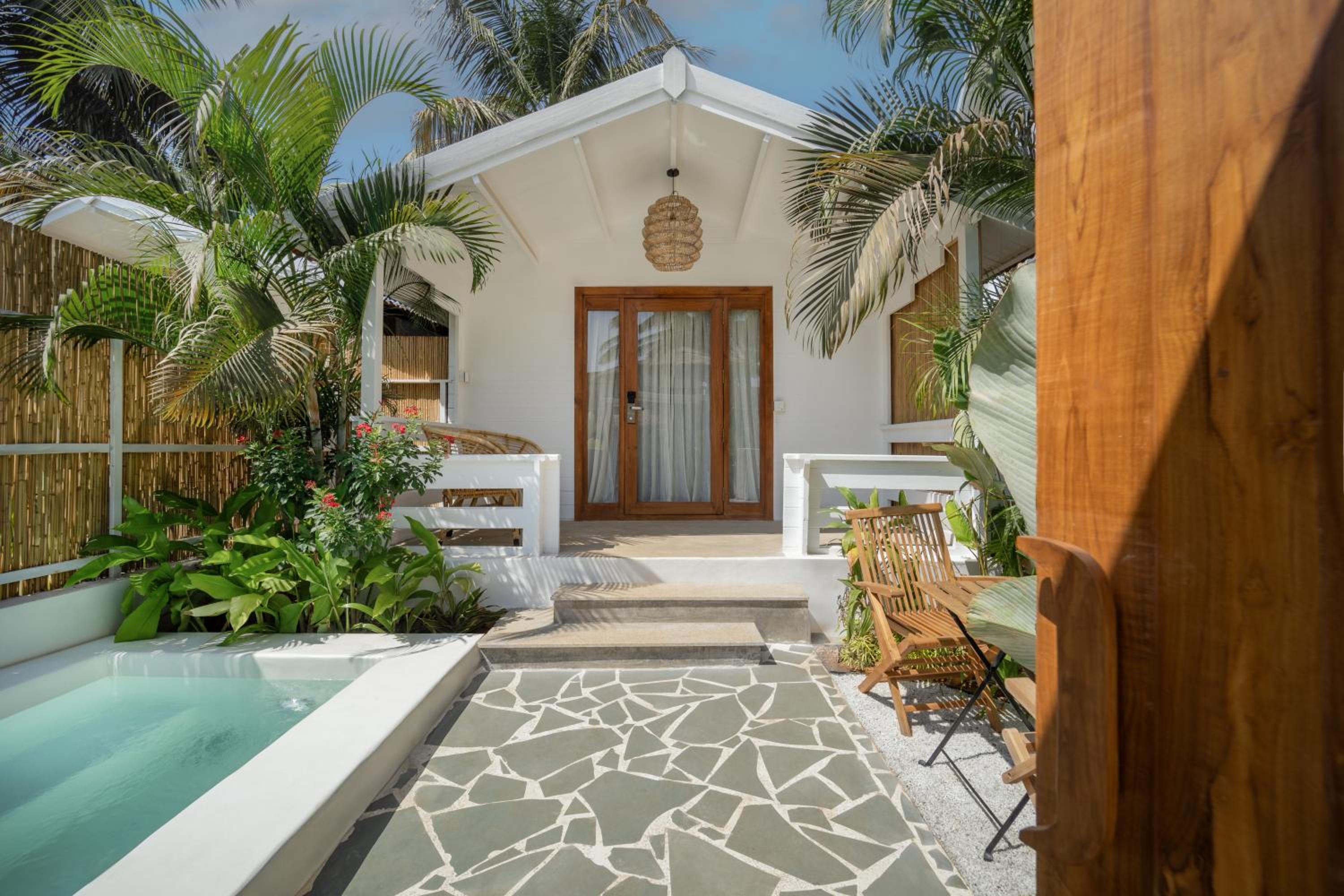 Jaunty Jacuzzi Villa - Photo 7