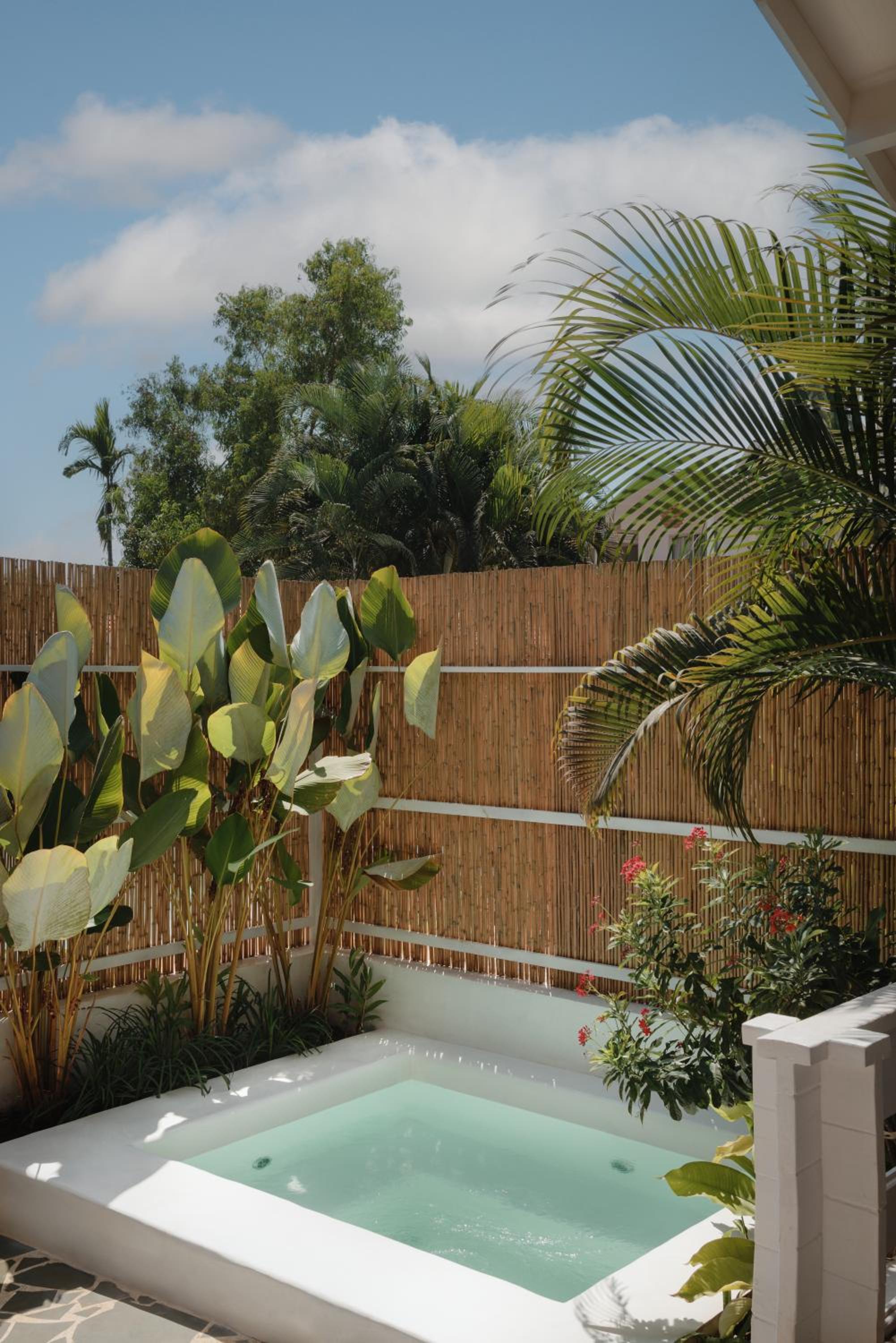 Jaunty Jacuzzi Villa - Photo 8