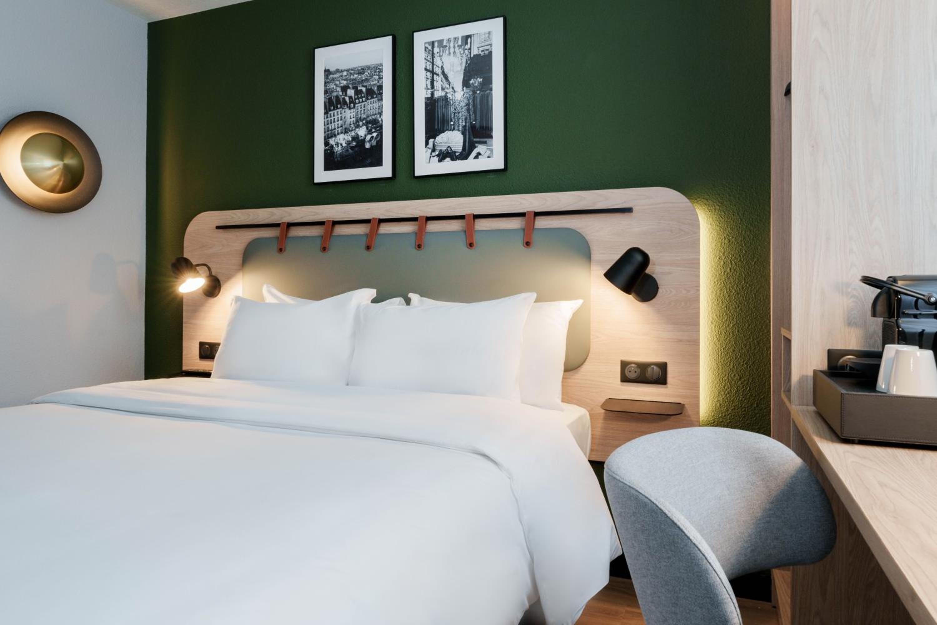 Superior Room - 1 Queen Bed