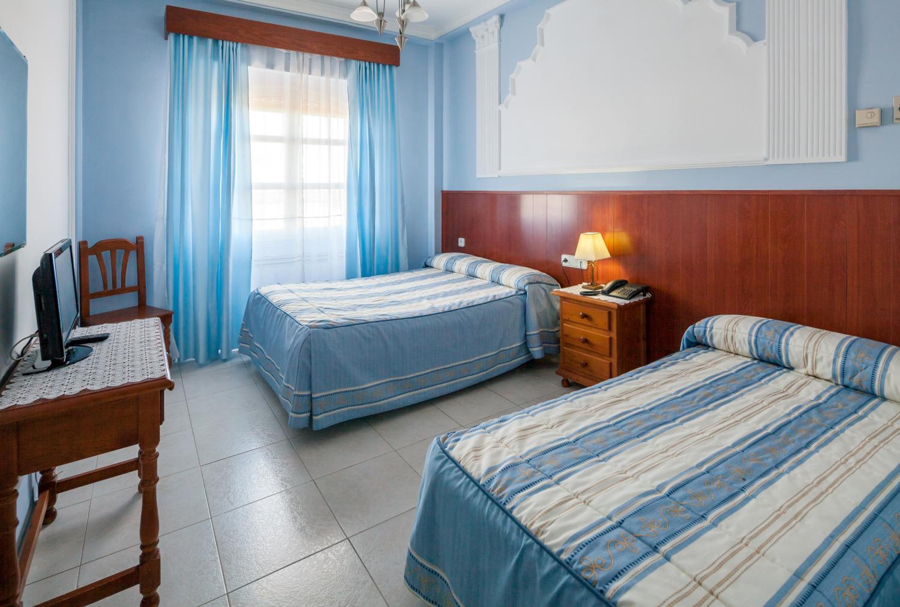 Twin Room with Bathroom photo 2