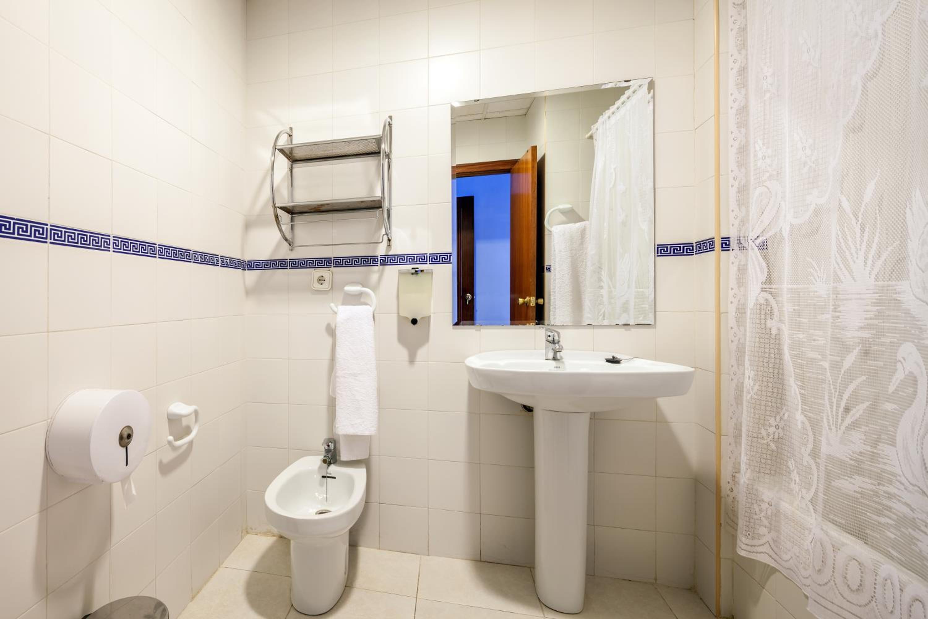 Twin Room with Bathroom photo 3