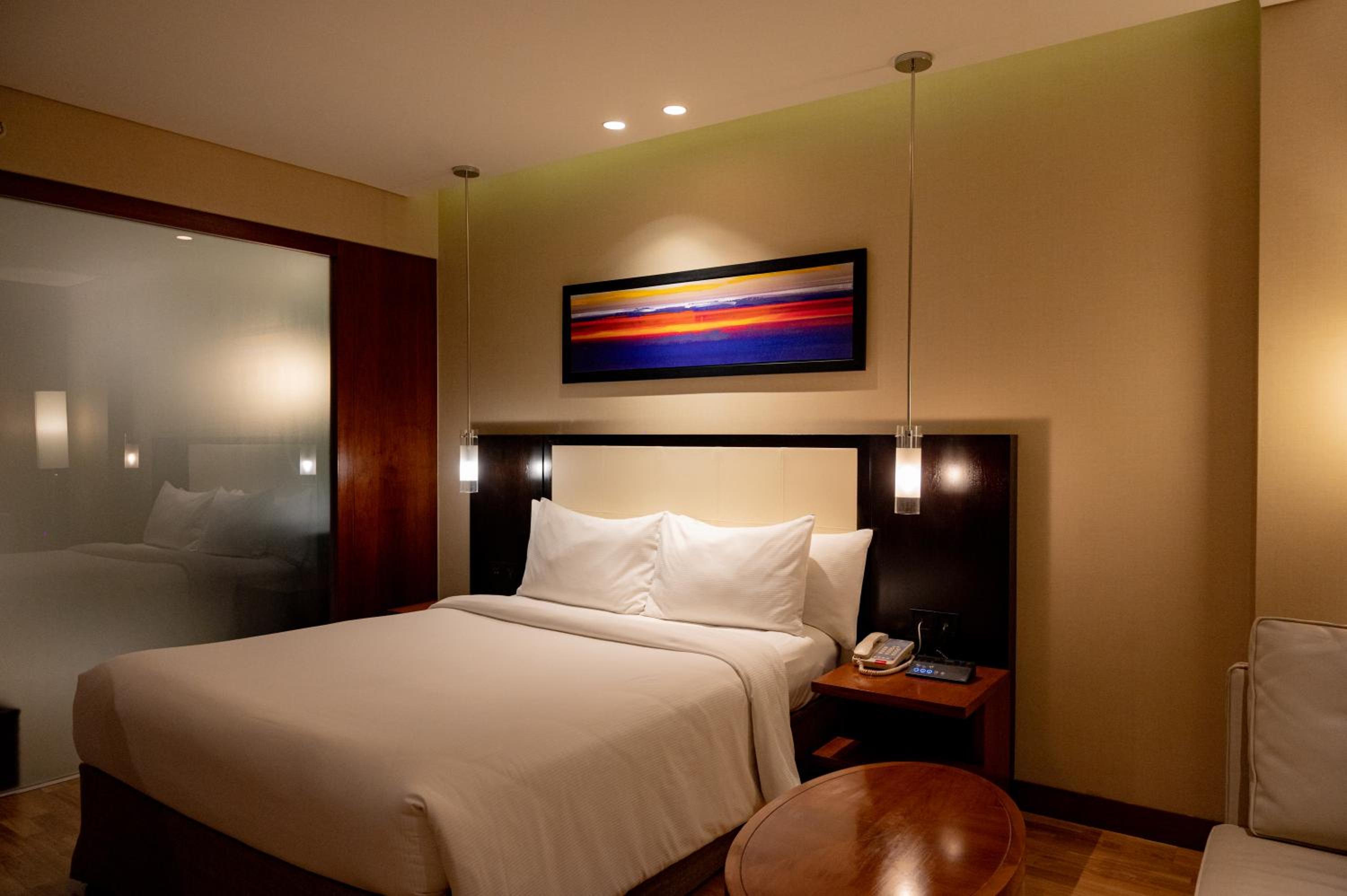 Deluxe Room Queen Bed on Higher Floor - Photo 12