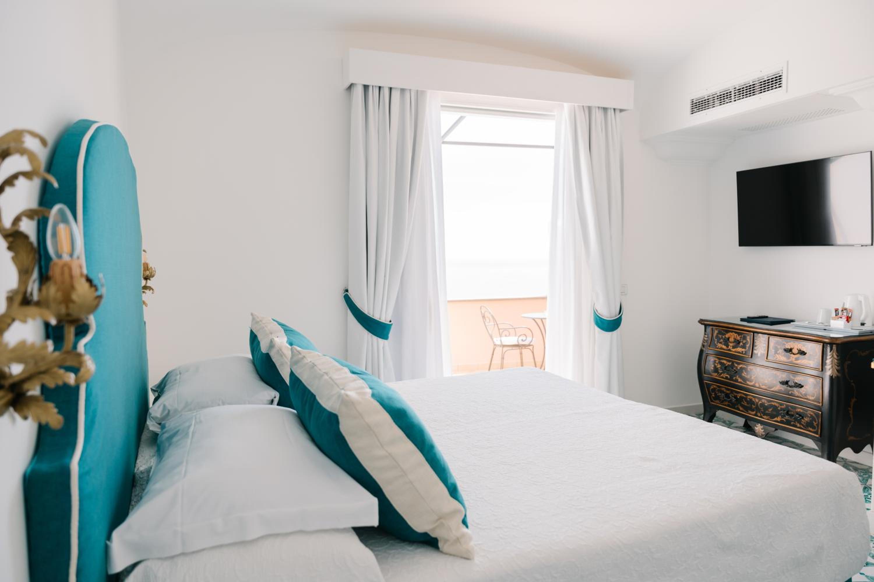 Deluxe Double Room with Terrace and Sea View - Photo 26