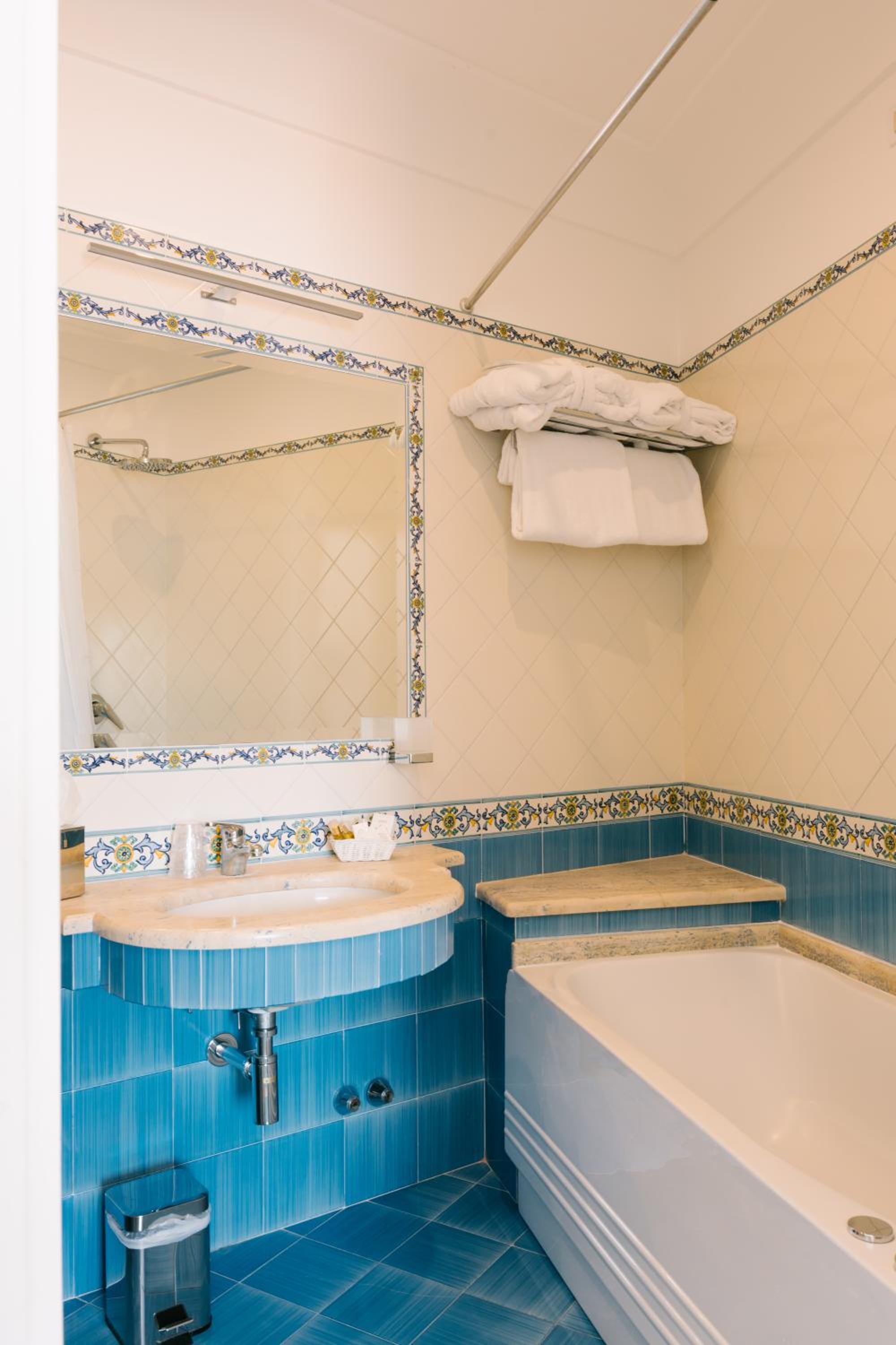 Deluxe Double Room with Terrace and Sea View - Photo 31