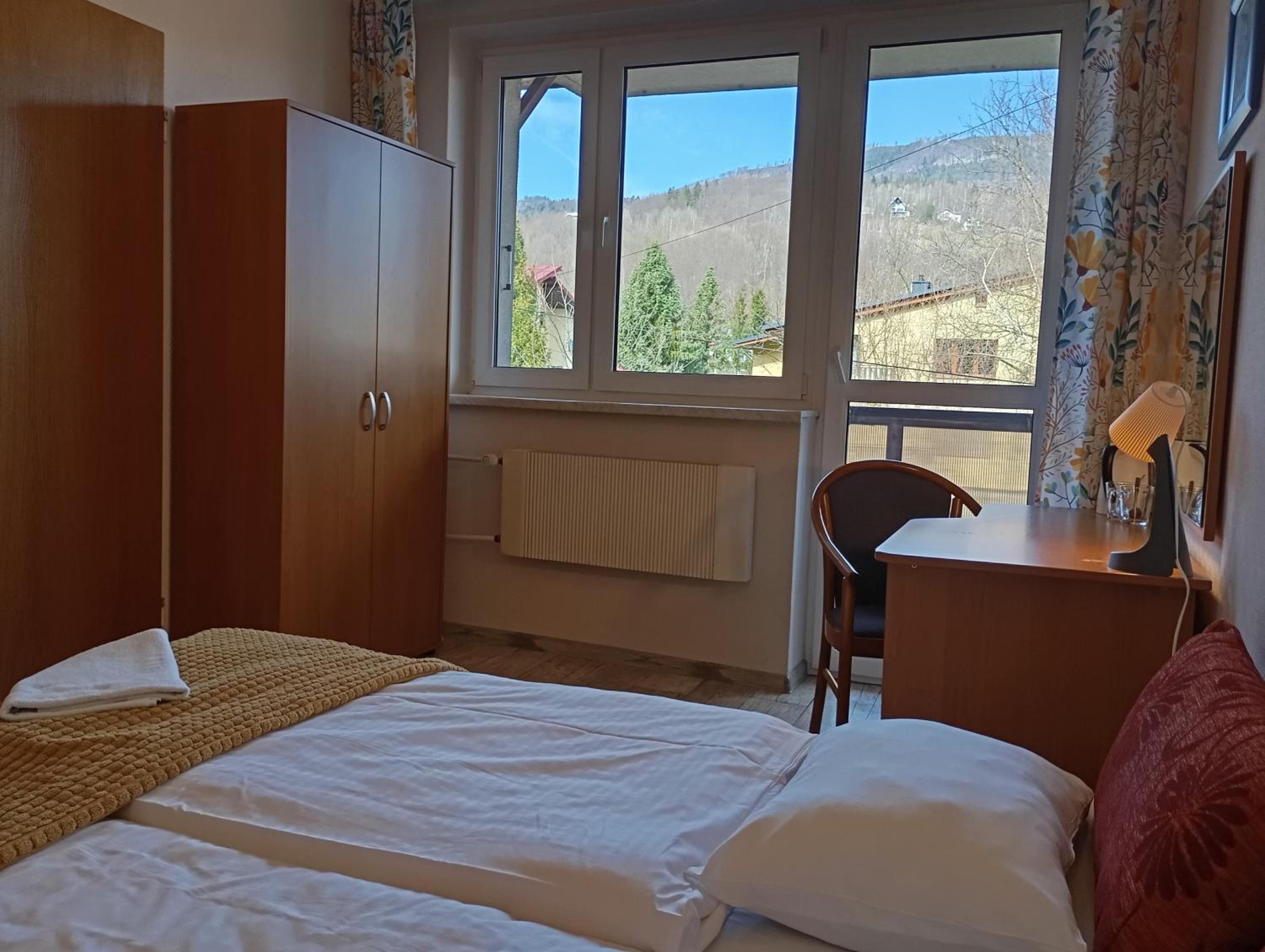 Twin Room with Balcony - Photo 4