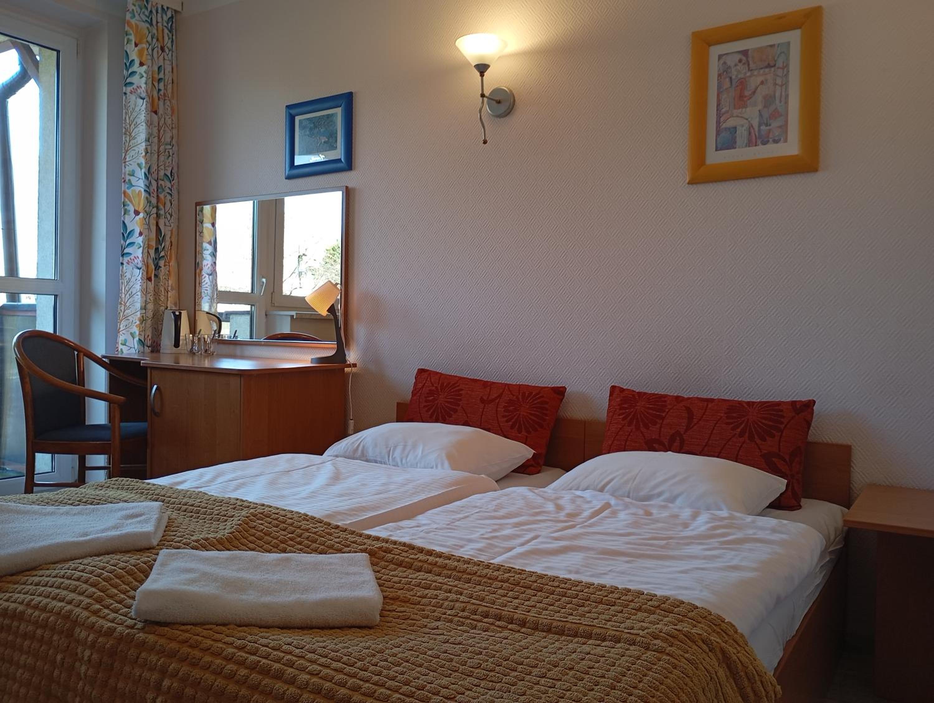Twin Room with Balcony - Photo 2