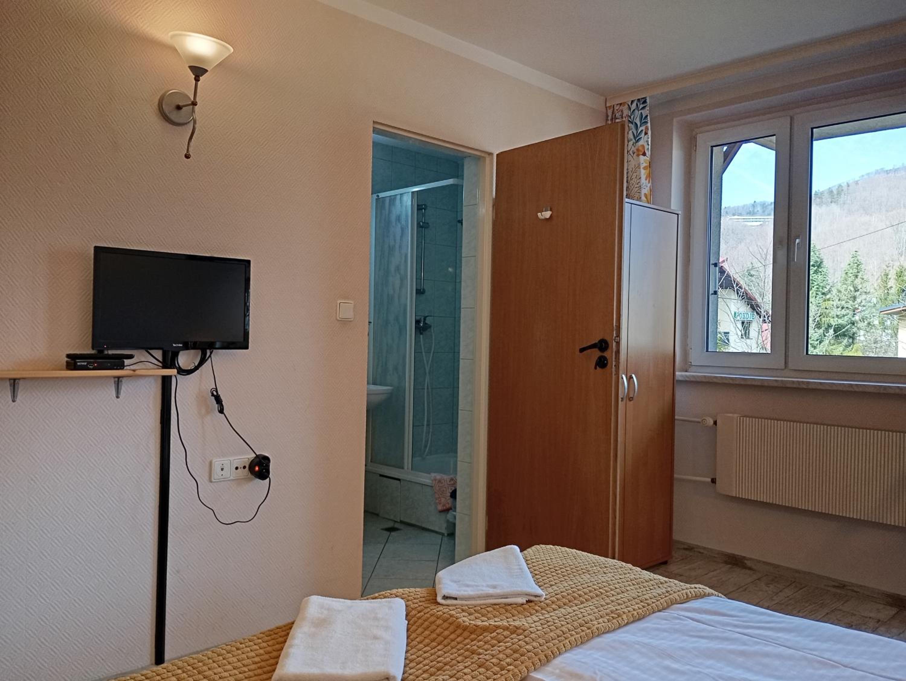 Twin Room with Balcony - Photo 3