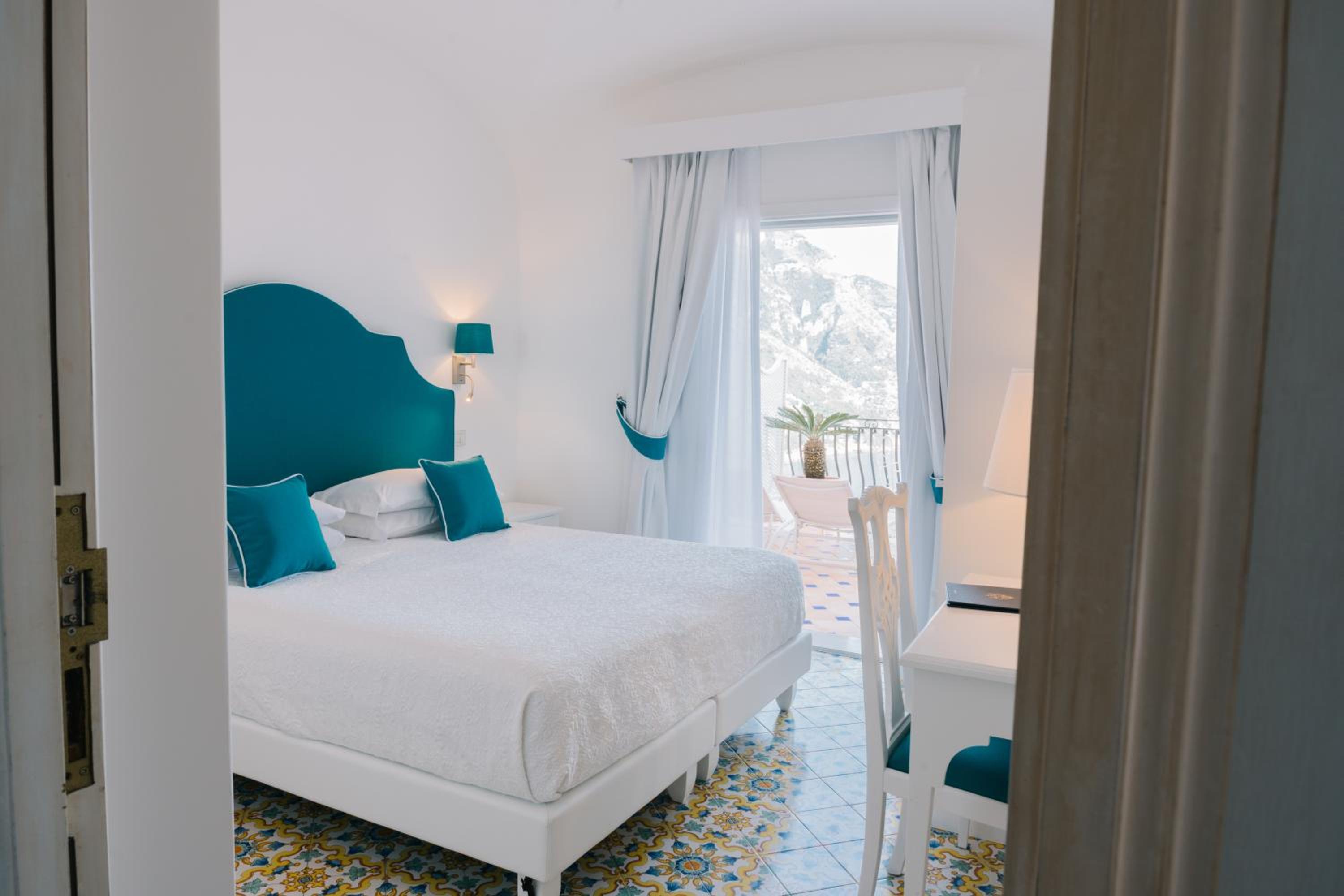 Queen Room with Outdoor Spa Bath and Large Terrace Sea View - Photo 5