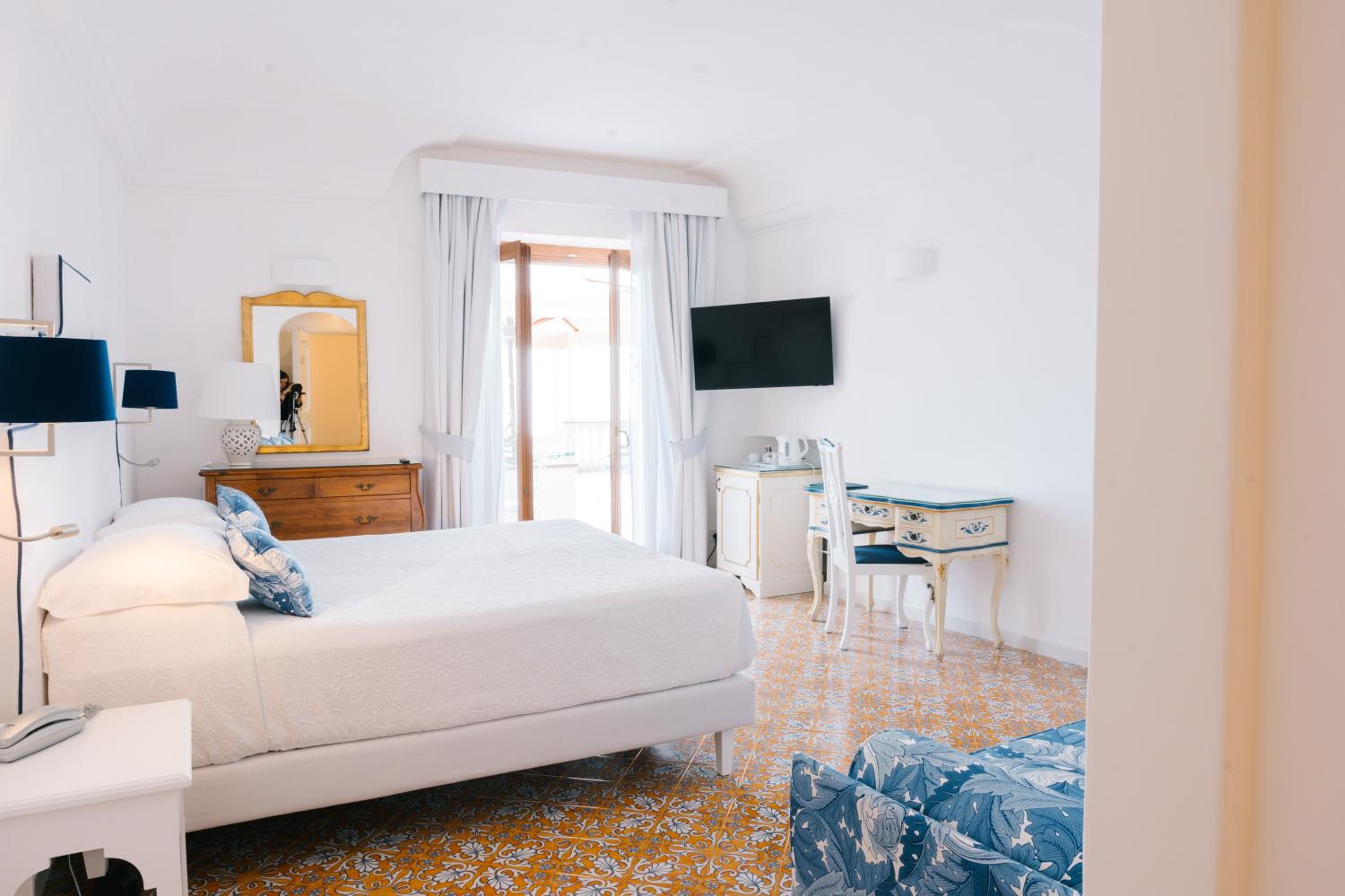 Deluxe Triple Room with Terrace and Sea View photo 2