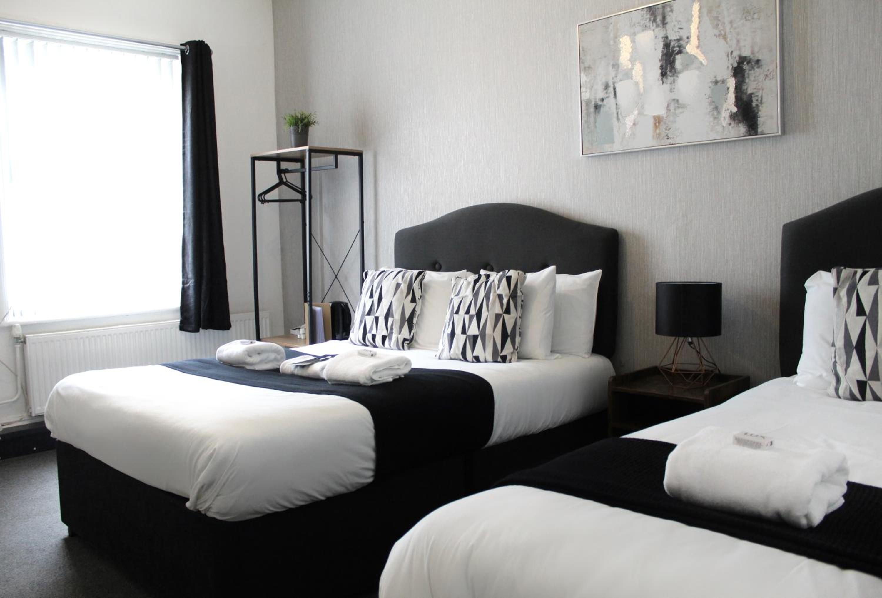 Small Family Room - Photo 8