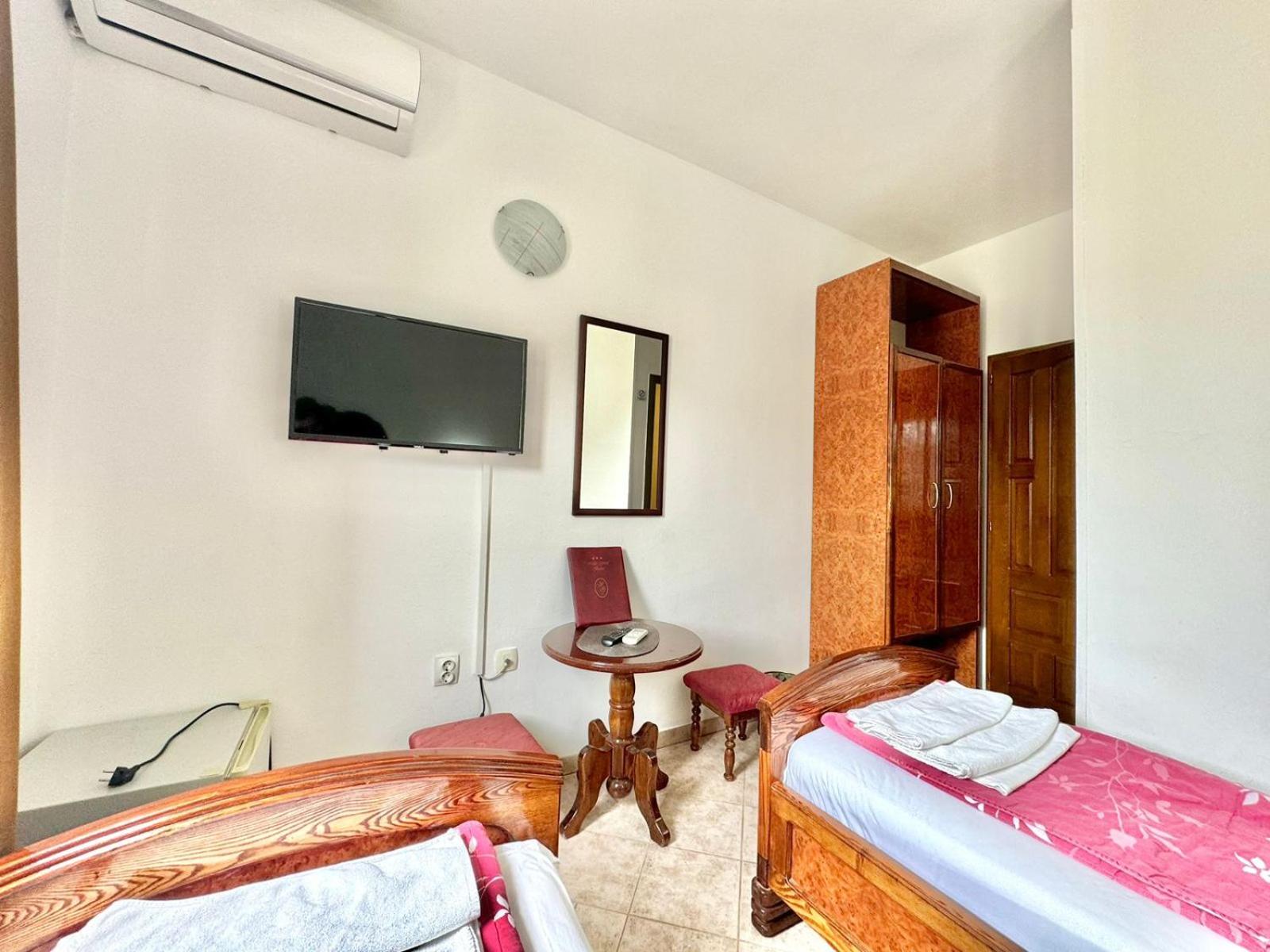 Twin Room - Photo 7