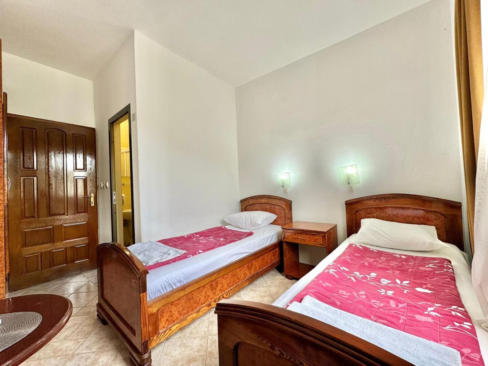 Twin Room - Photo 9