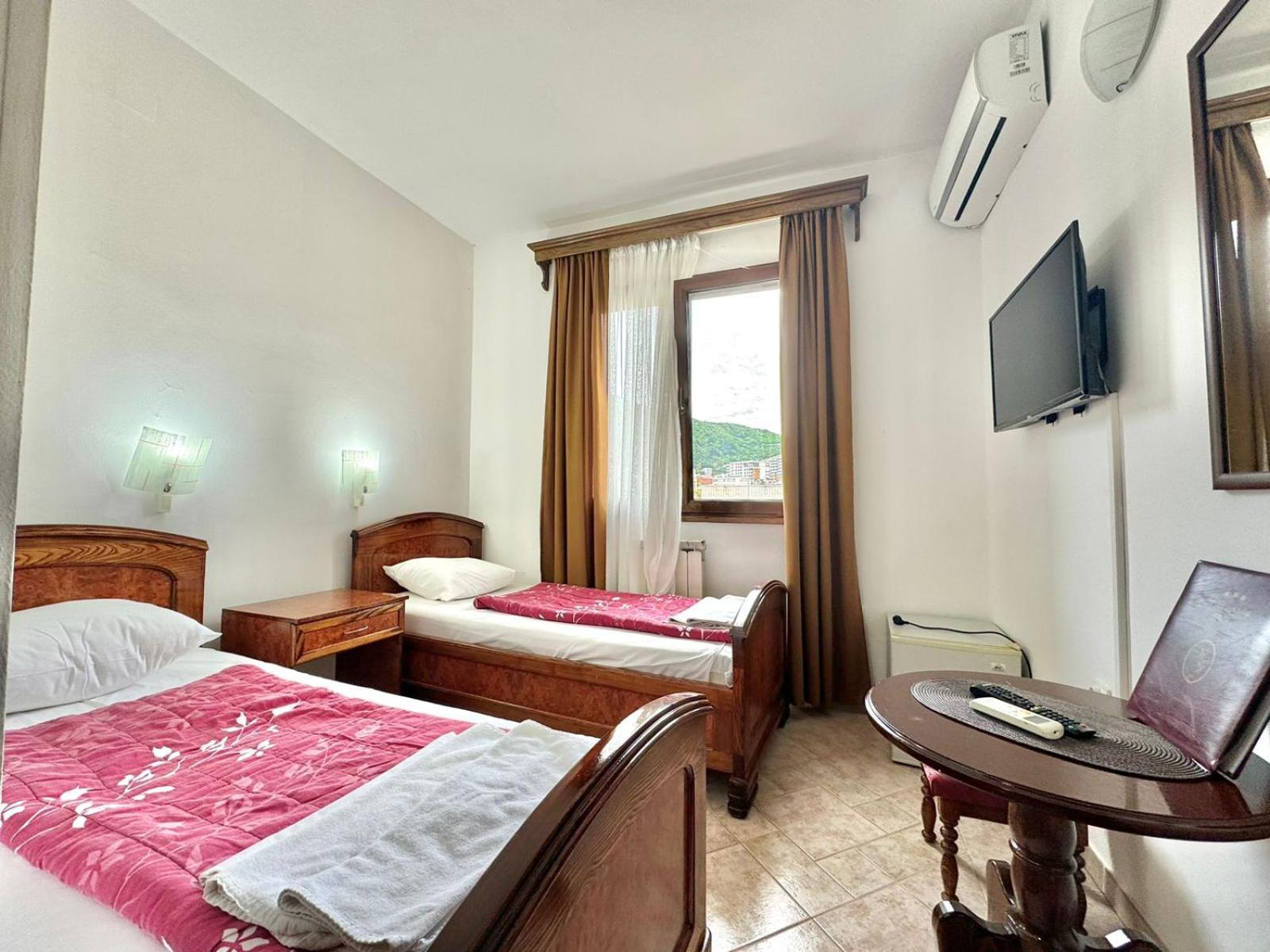 Twin Room - Photo 3