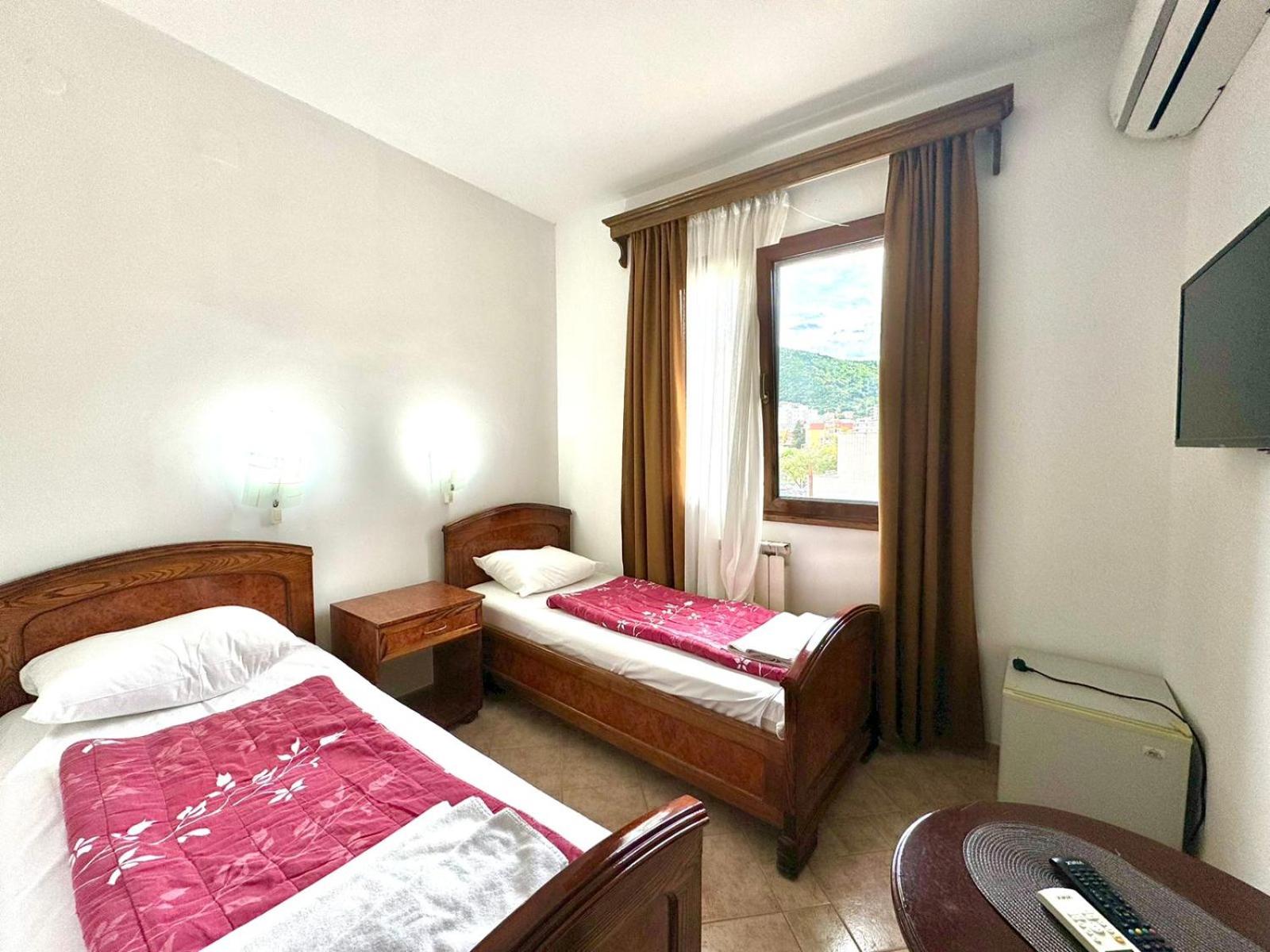 Twin Room - Photo 10