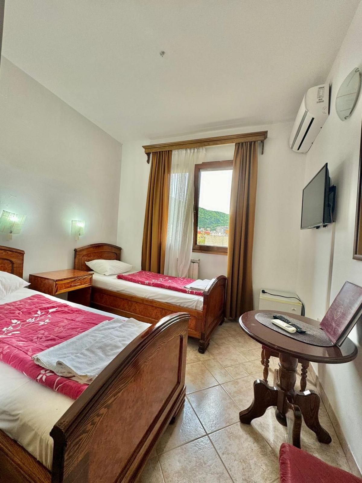 Twin Room - Photo 8