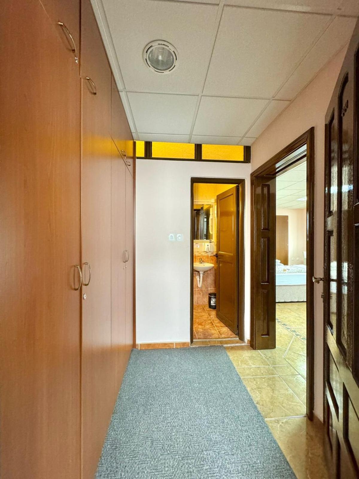 Studio - Photo 19