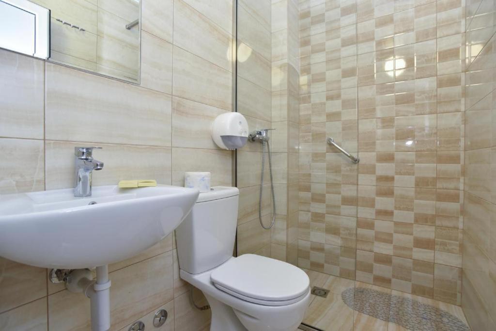 Standard Double Room - Photo 8