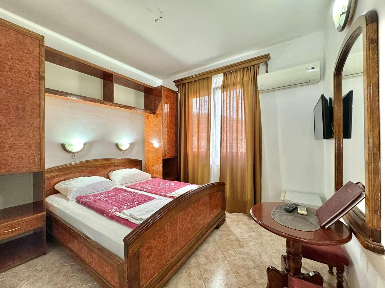 Standard Double Room - Photo 12