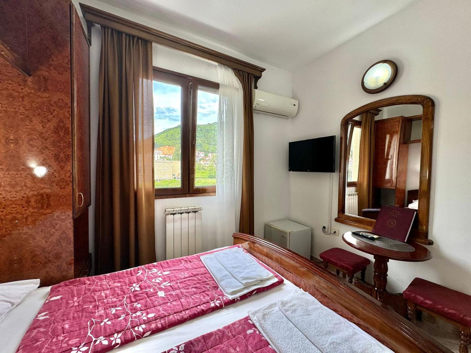 Standard Double Room - Photo 9