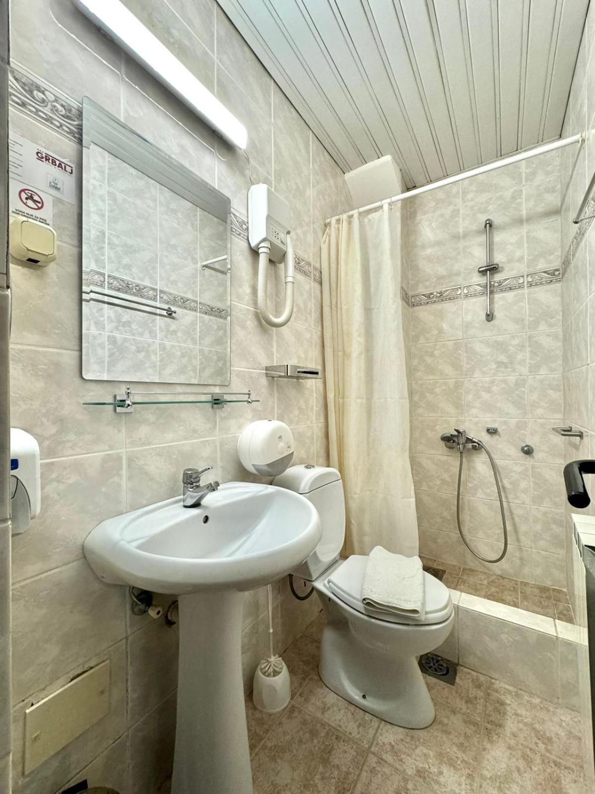Standard Double Room - Photo 11