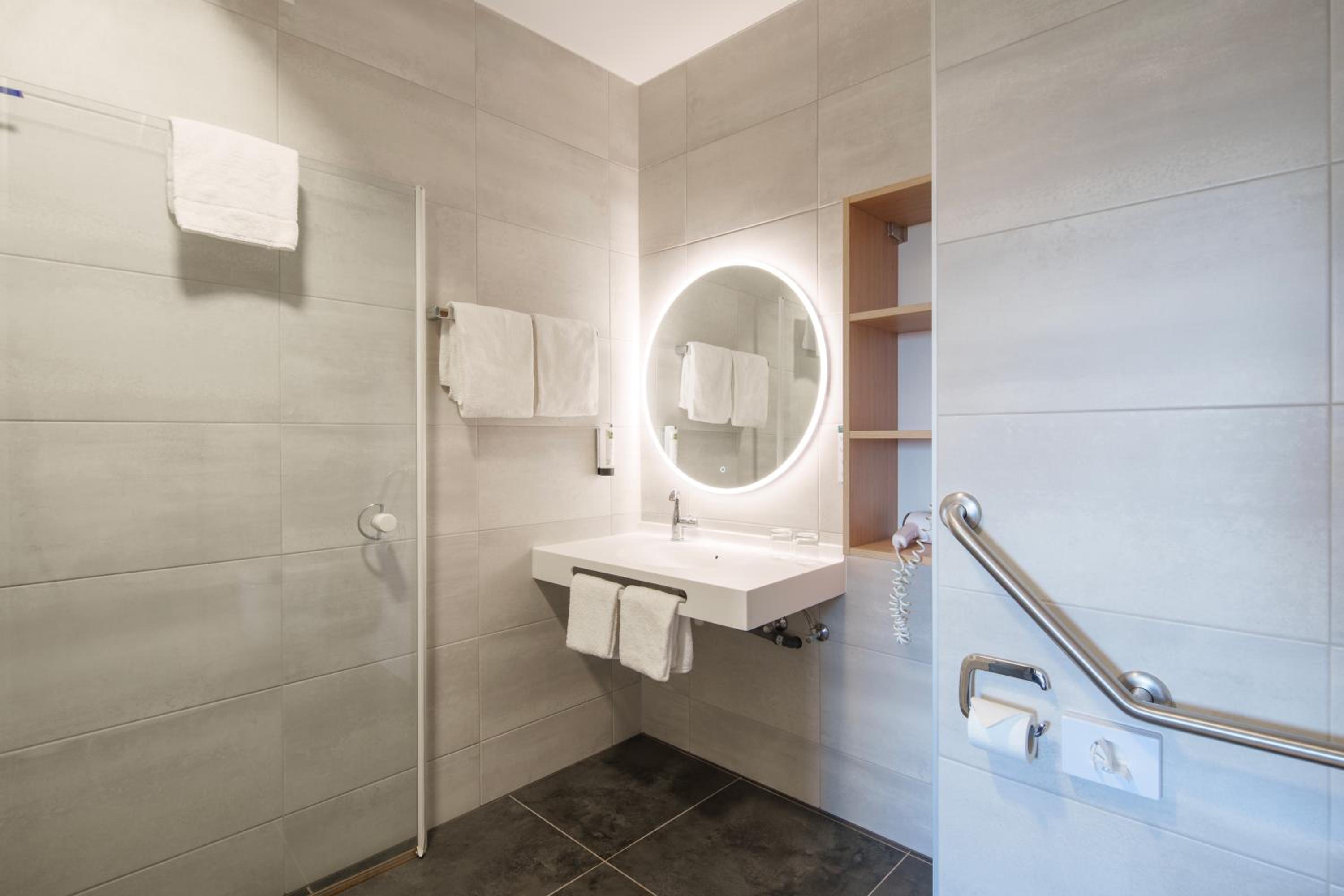 Twin Room - Photo 11