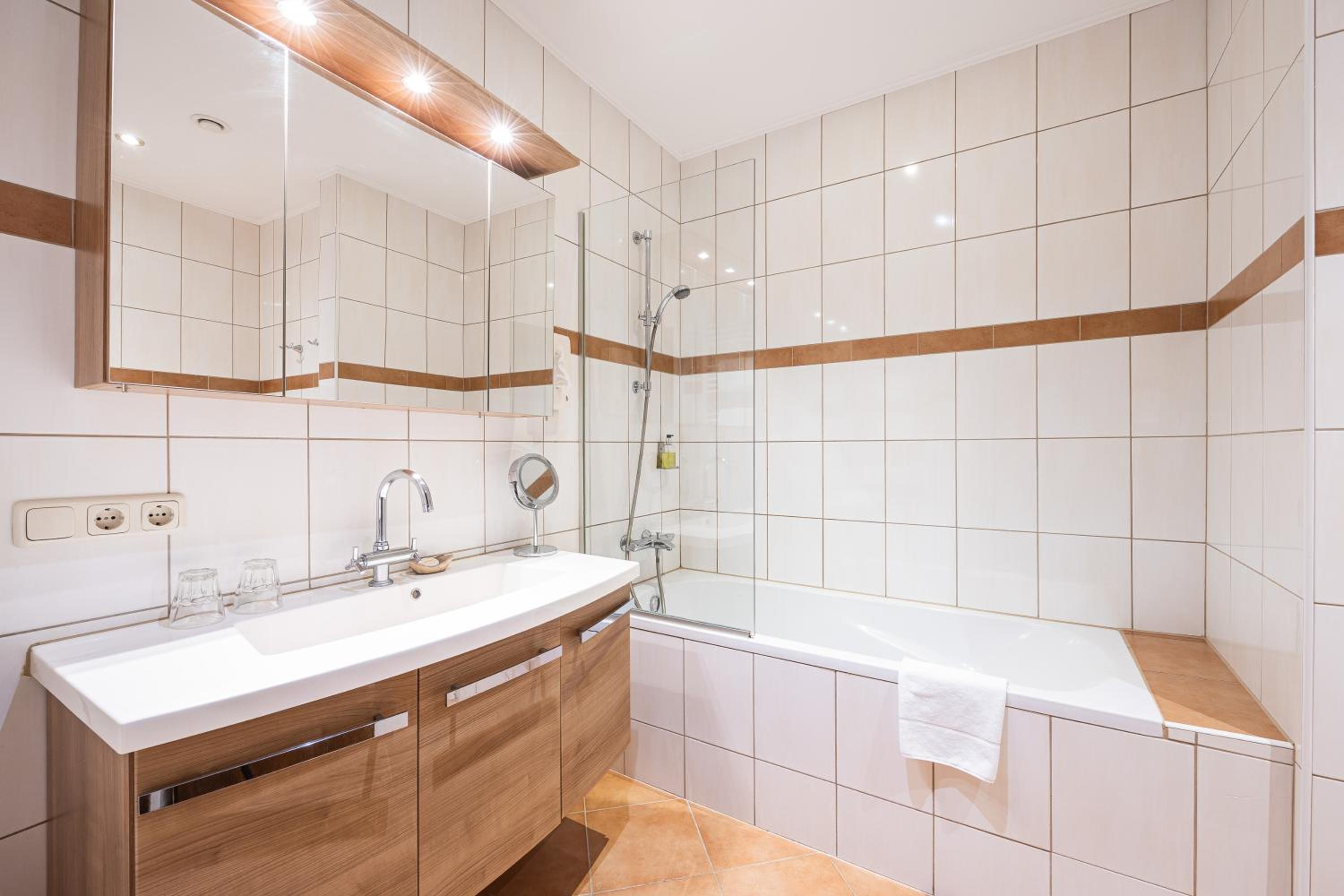 Double Room with Balcony - Photo 6