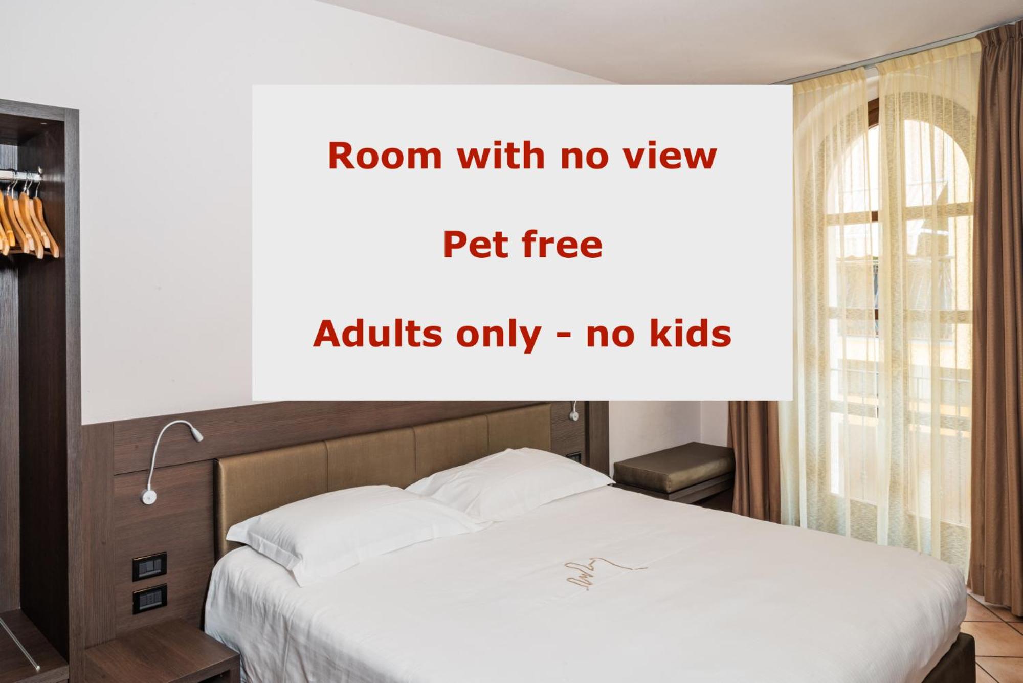 Double or Twin Room with City View photo 2