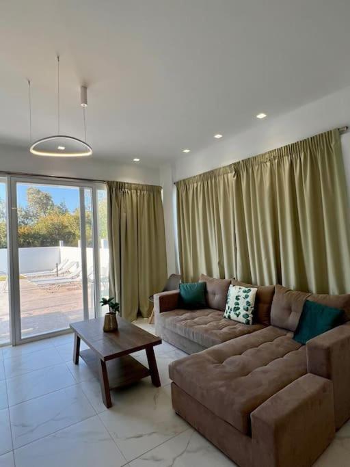 Villa photo 2