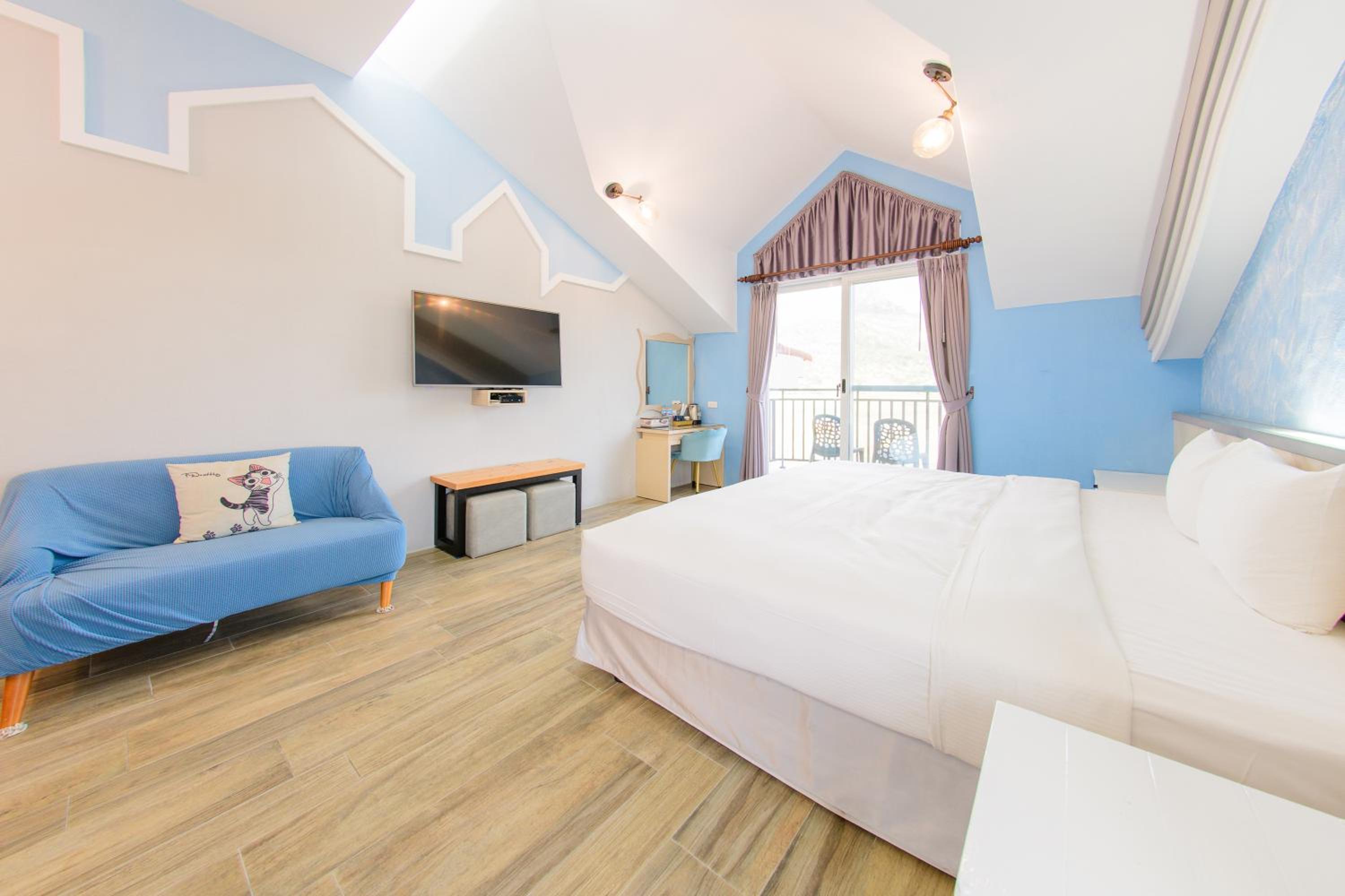 Queen Room with Balcony photo 3