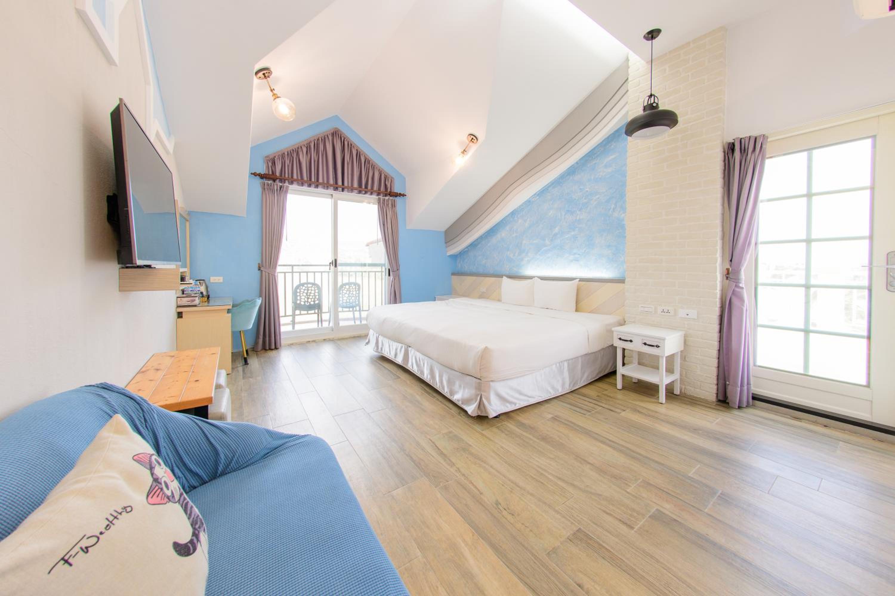 Queen Room with Balcony photo 2