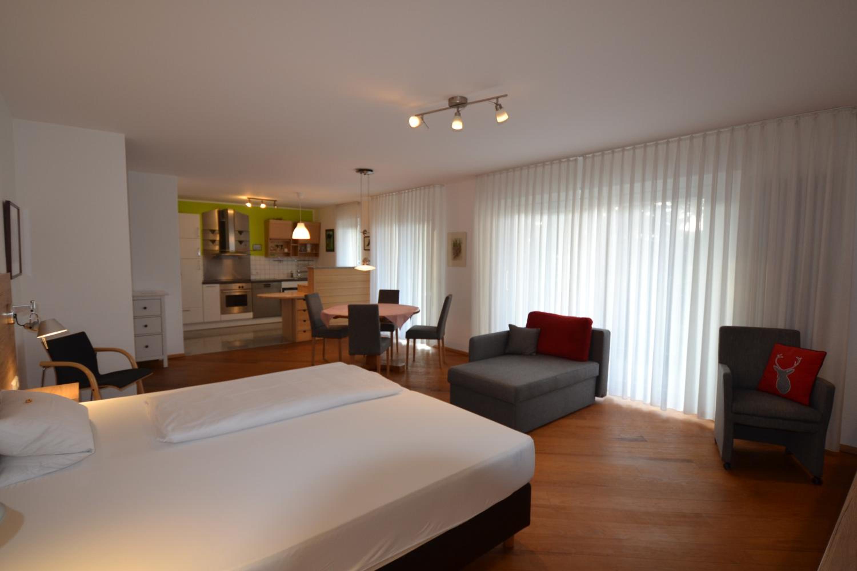 Suite - Photo 1