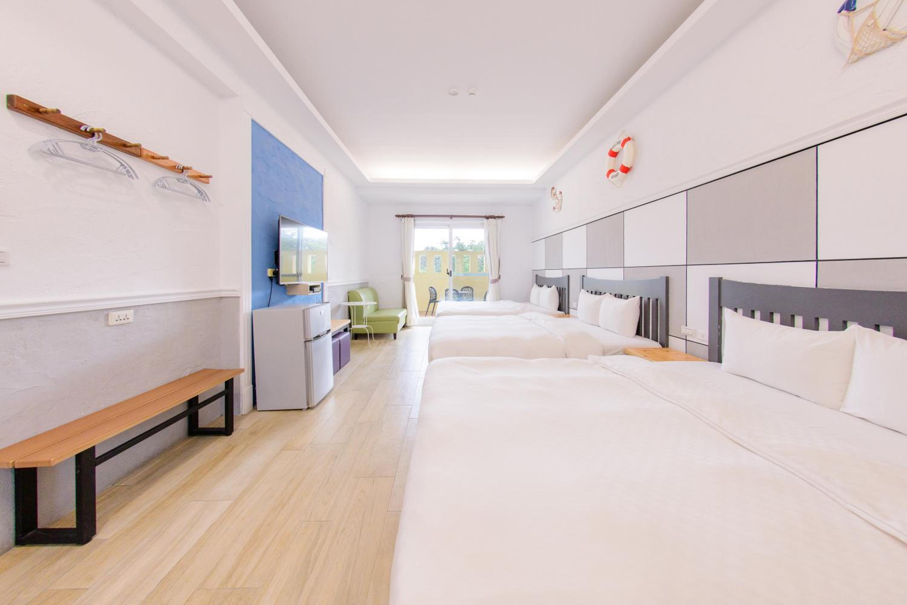Family Room with Balcony photo 3