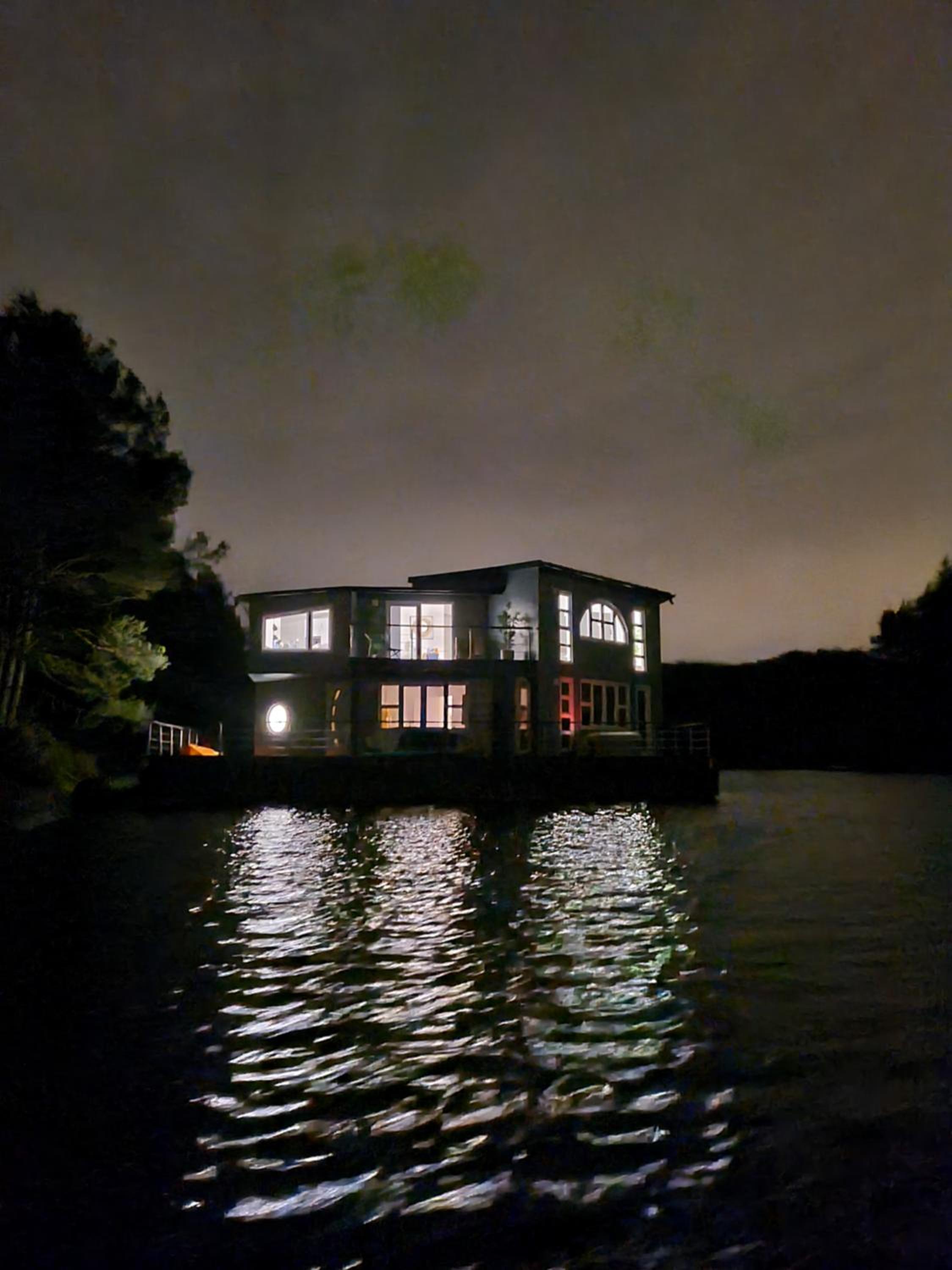 Houseboat photo 3