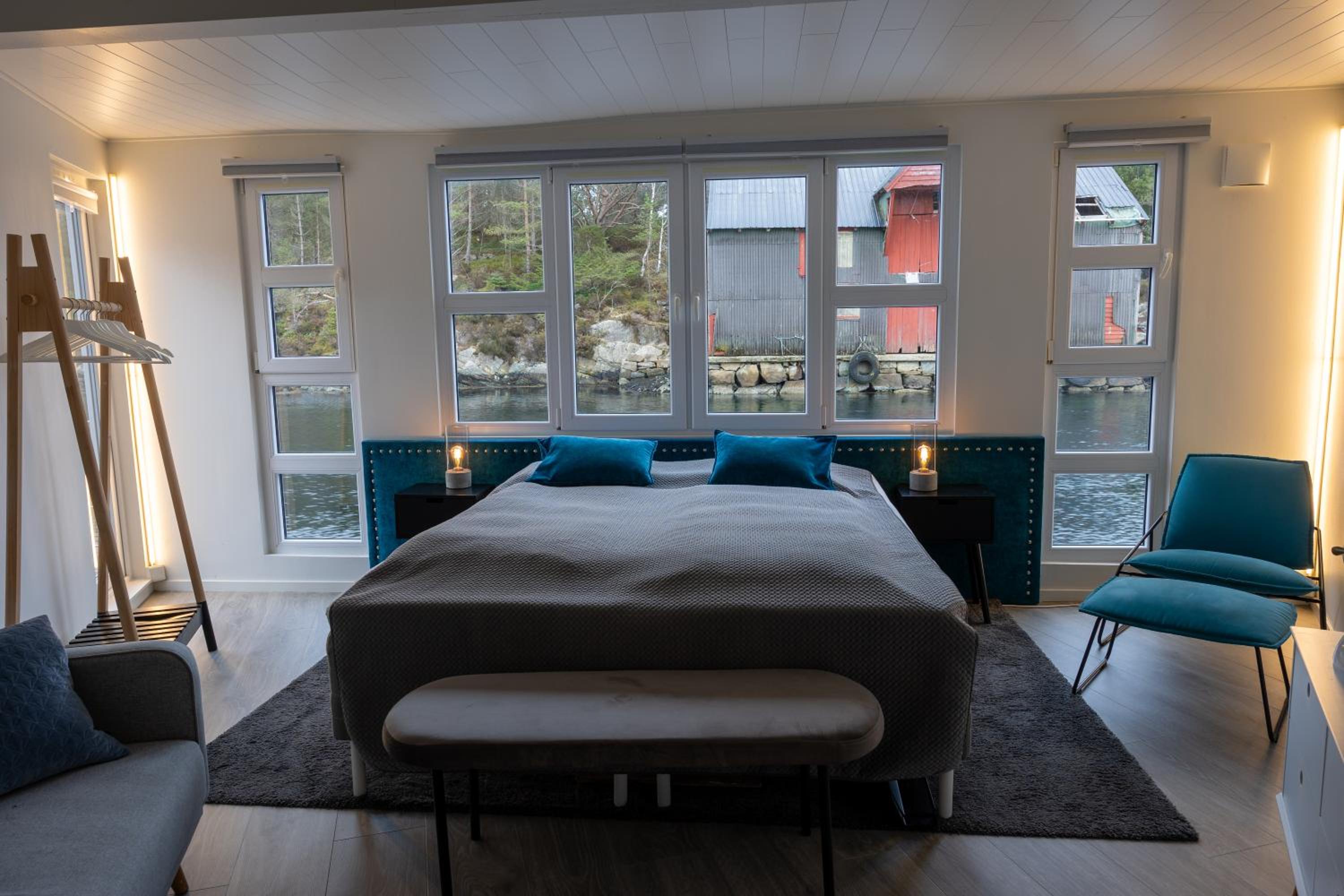 Houseboat photo 1