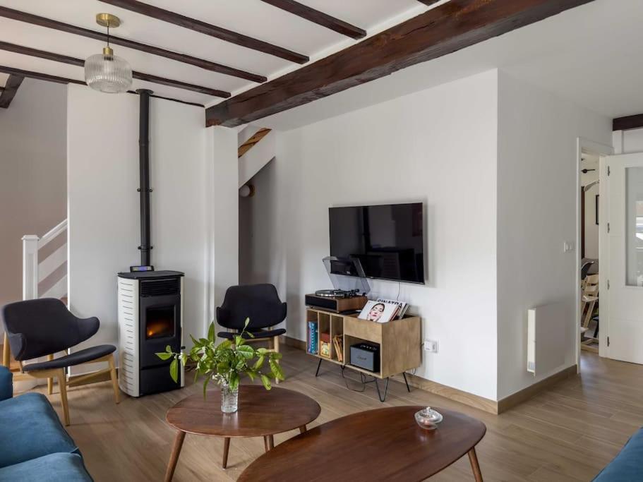 Three-Bedroom House photo 3