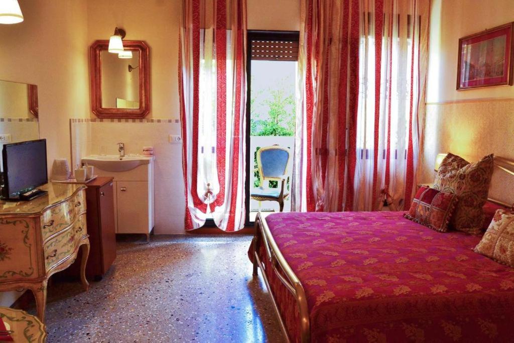 Standard Double Room with Shared Bathroom photo 2